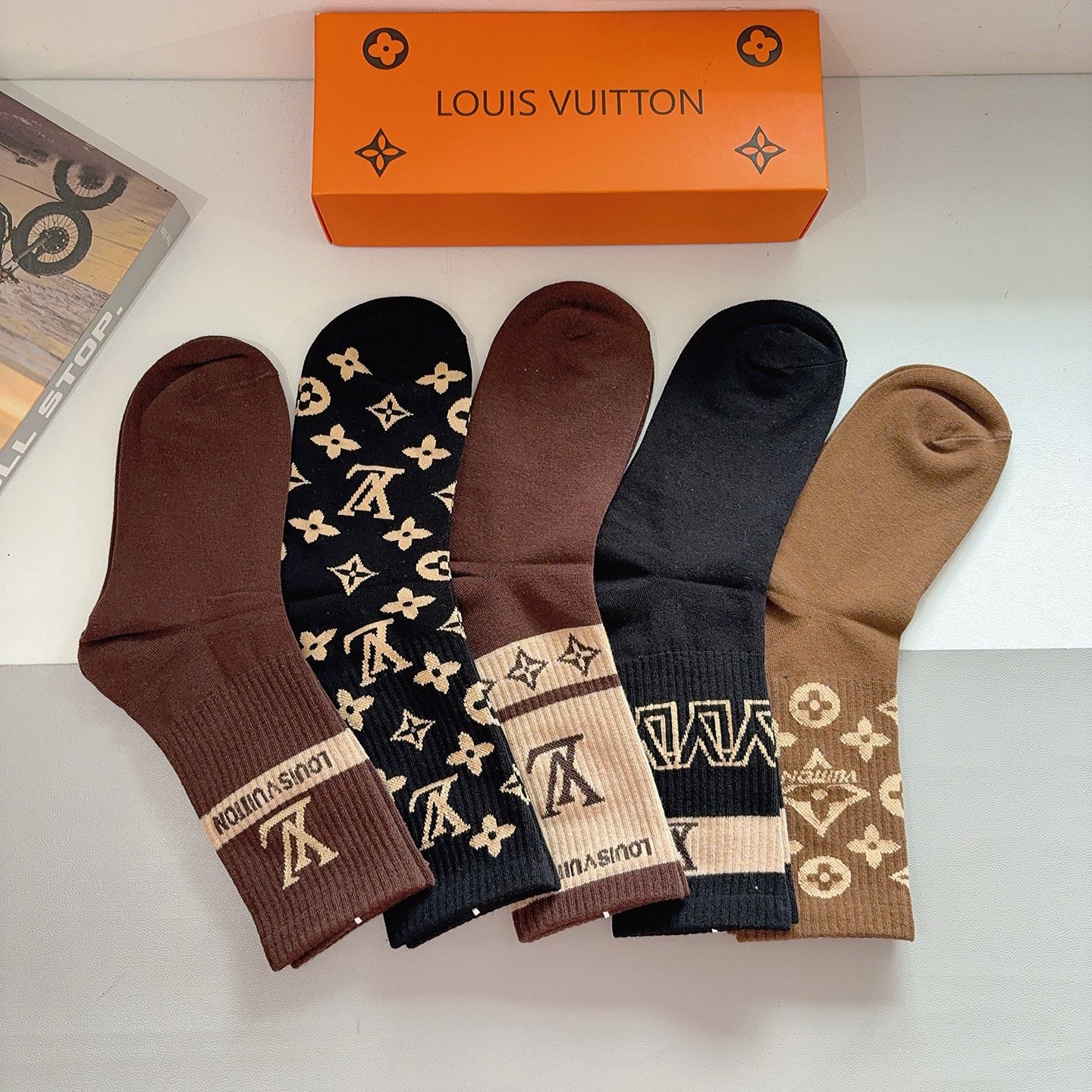 配包装（一盒5双） 🌟 LV 路易威登 超火爆小单品长筒袜子 经典字母logo袜子，个性时尚百搭款，你值