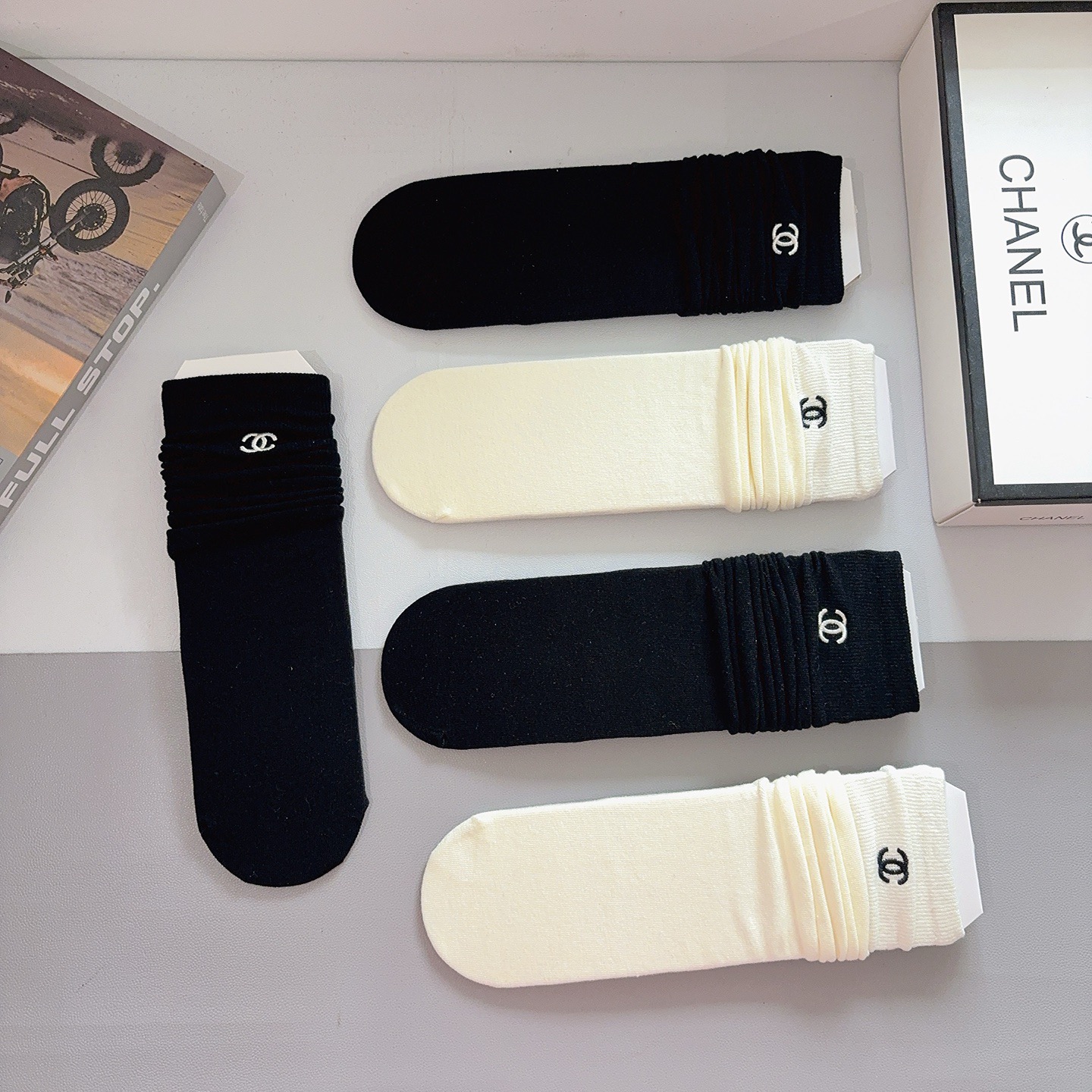 配包装（一盒5双） 🌟CHANEL 香奈儿 高版本刺绣小腿直板袜子 纯棉面料，潮人必备 经典长筒袜，个性