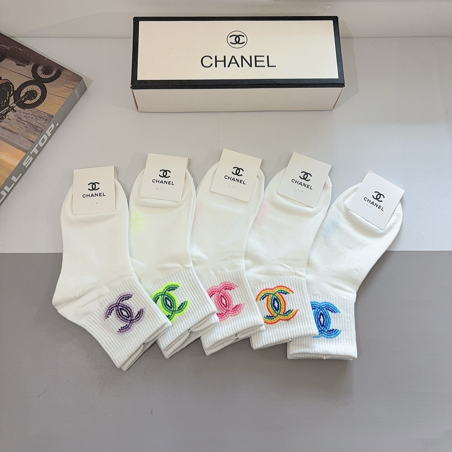 配包装（一盒5双）CHANEL 香奈儿经典中筒袜子 经典双C图案logo，专柜同步袜子❗️大牌出街，潮人