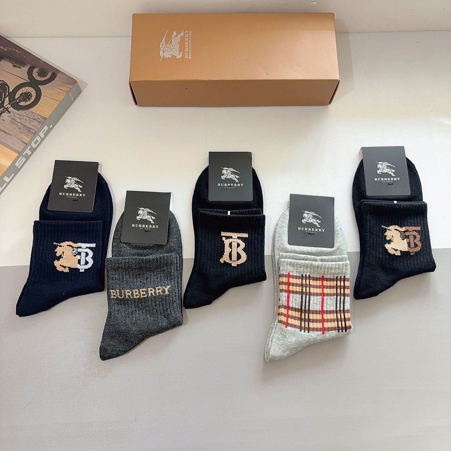 配包装（一盒5双） Burberry 巴宝莉 超火爆男款中筒袜子、纯棉面料，潮人必备款，个性时尚百搭款，