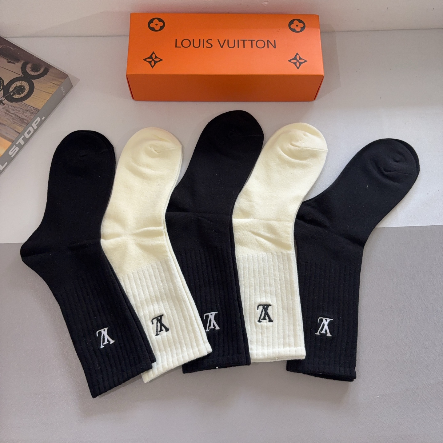配包装【一盒5双】LV （路易威登）高版本刺绣长筒袜子🔥潮人必不可少的时尚专柜代购长筒袜子 ，超好搭配