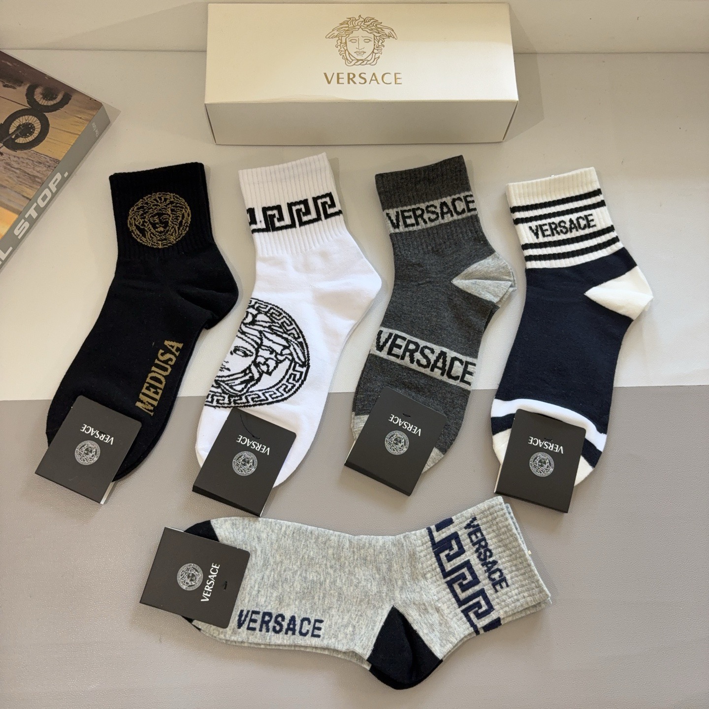 配包装【一盒五双】VERSACE范思哲 欧美大牌男款纯棉中筒袜🔥🌟潮人必不能少的专柜代购品质长筒袜子 ，