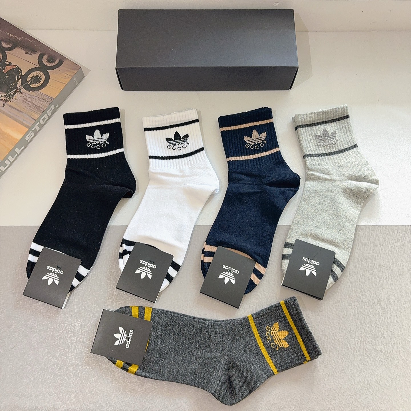 配包装（一盒5双）🆕Adidas · 阿迪达斯高端字母男女款中筒袜 纯棉面料 经典字母logo袜子，个性