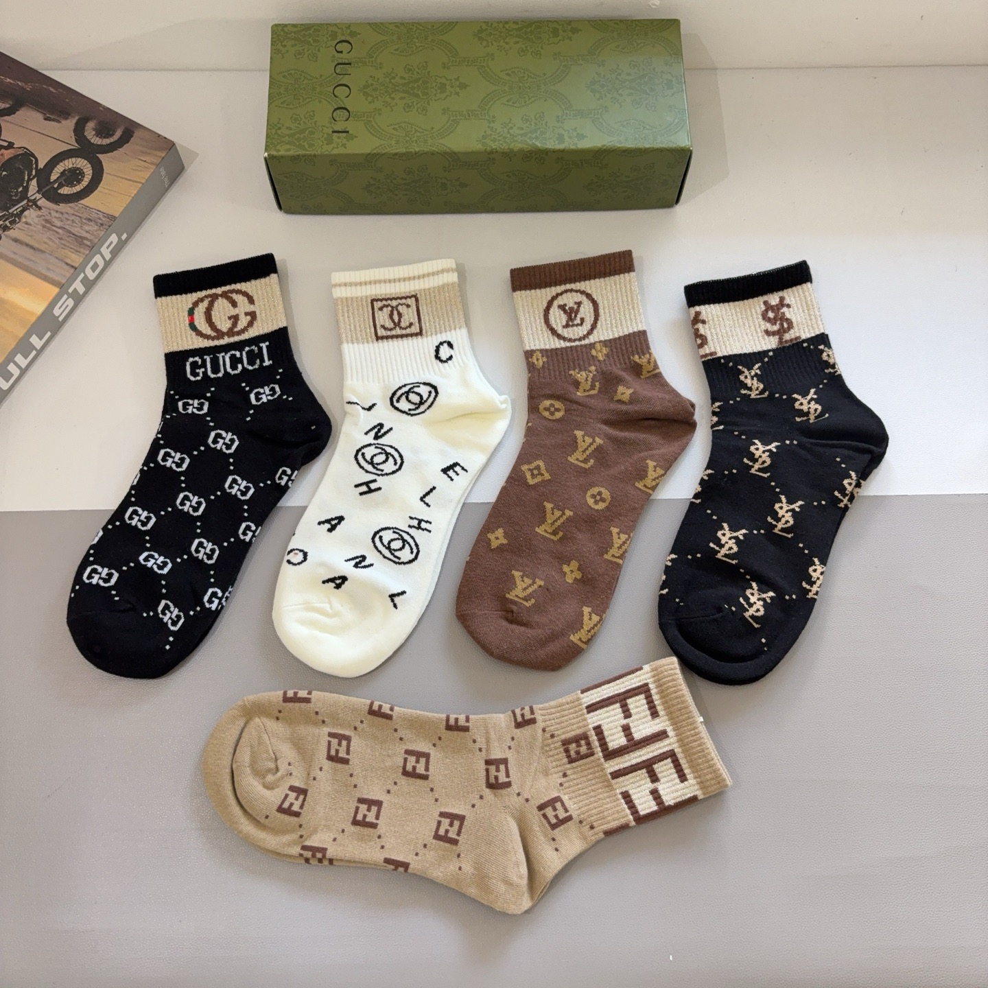 配包装（一盒5双）GUCCI 古奇 新款中筒袜子！纯棉面料，早秋款中筒袜子，💛大牌出街，潮人必备🔥超好搭