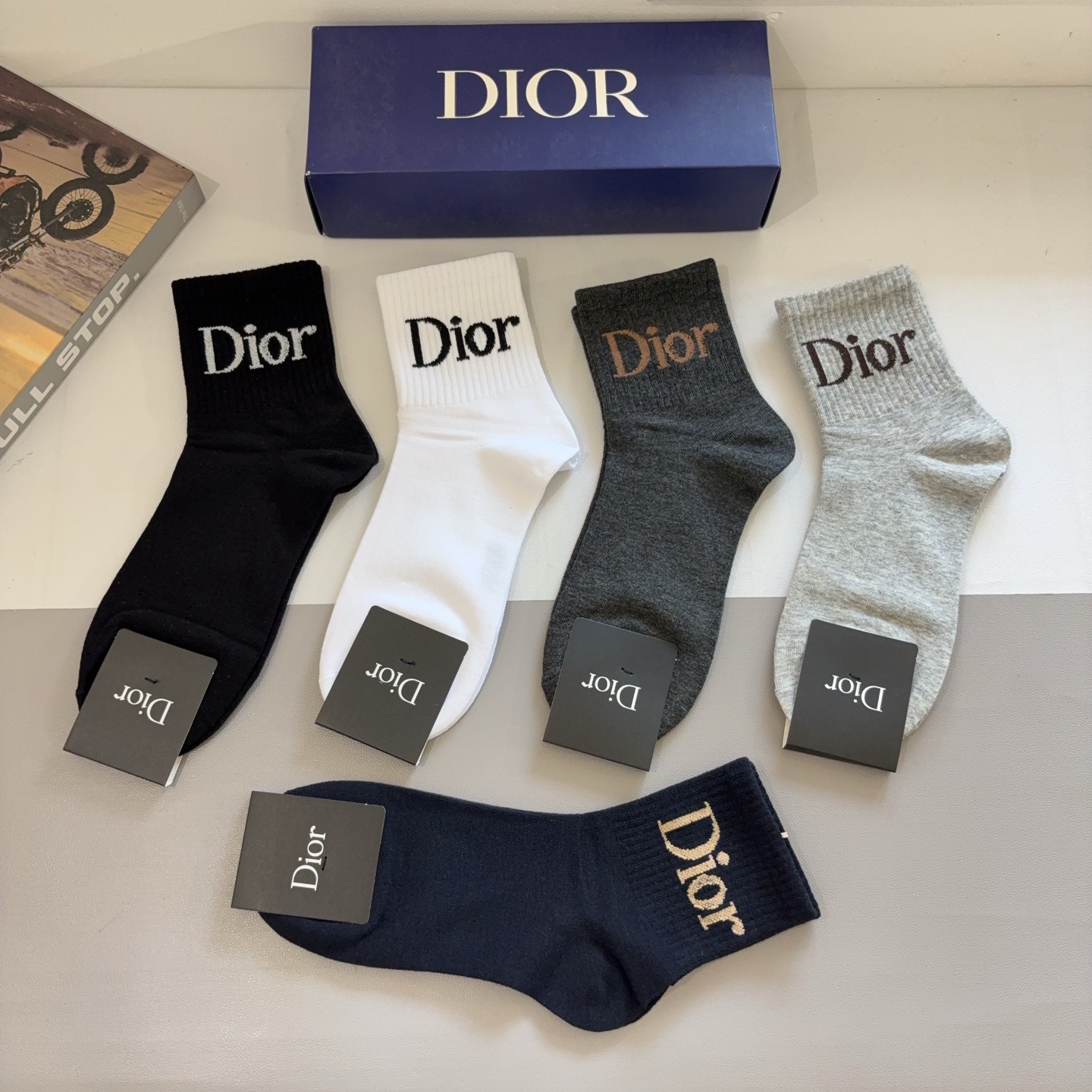 配包装（一盒5双） Dior 迪奥 新款中筒男款袜子，纯棉面料，潮人必备 ，经典个性时尚百搭款，你值得拥