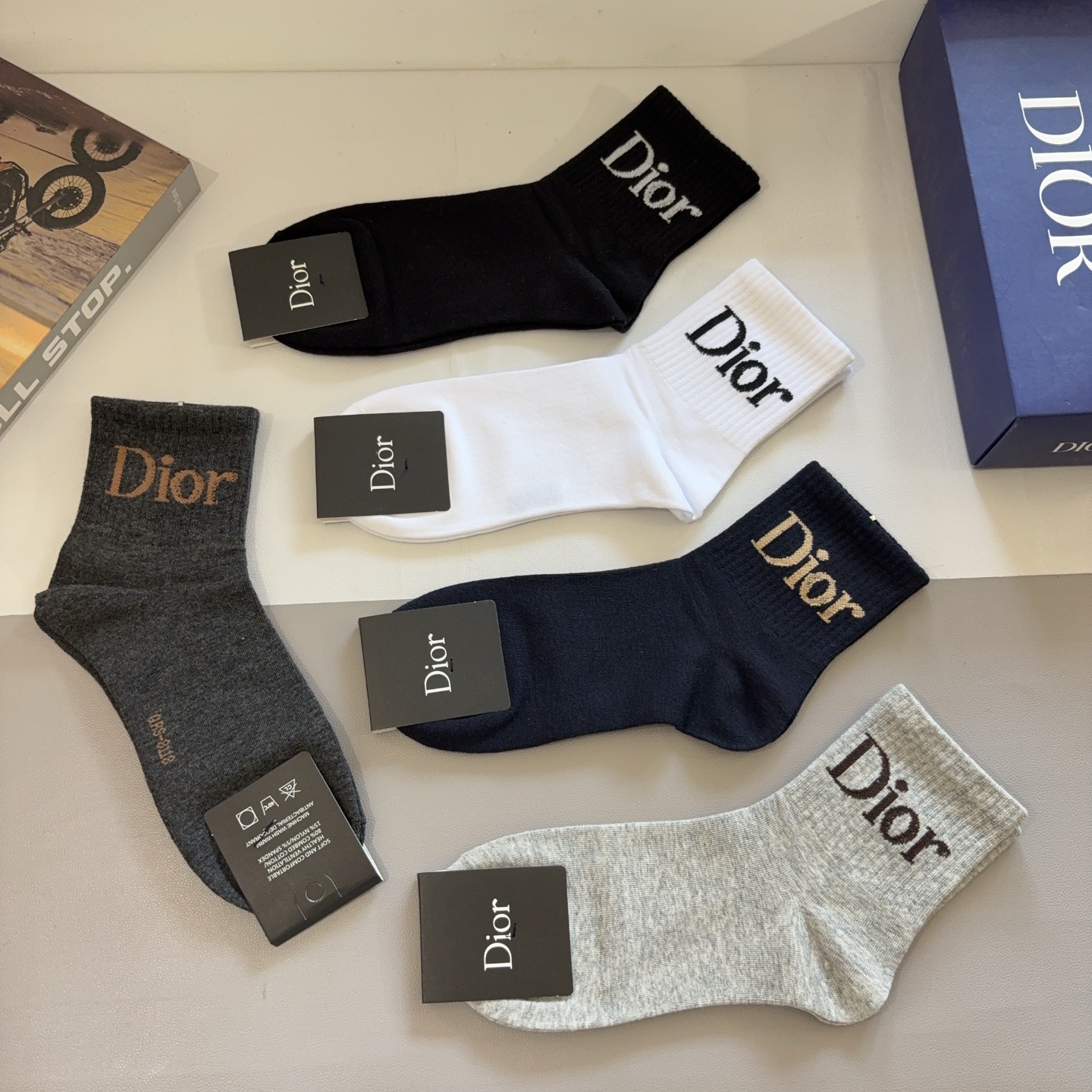 配包装（一盒5双） Dior 迪奥 新款中筒男款袜子，纯棉面料，潮人必备 ，经典个性时尚百搭款，你值得拥