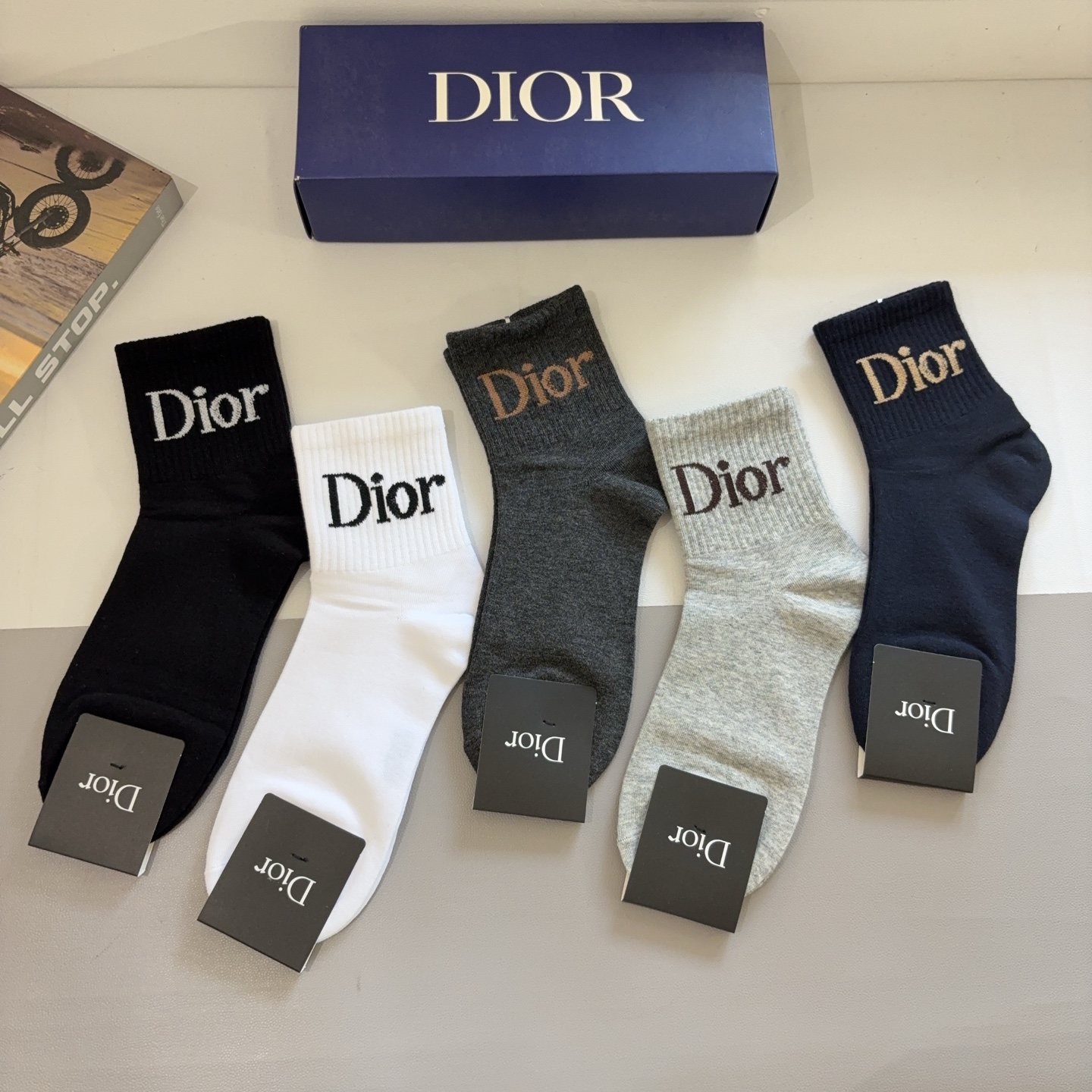 配包装（一盒5双） Dior 迪奥 新款中筒男款袜子，纯棉面料，潮人必备 ，经典个性时尚百搭款，你值得拥