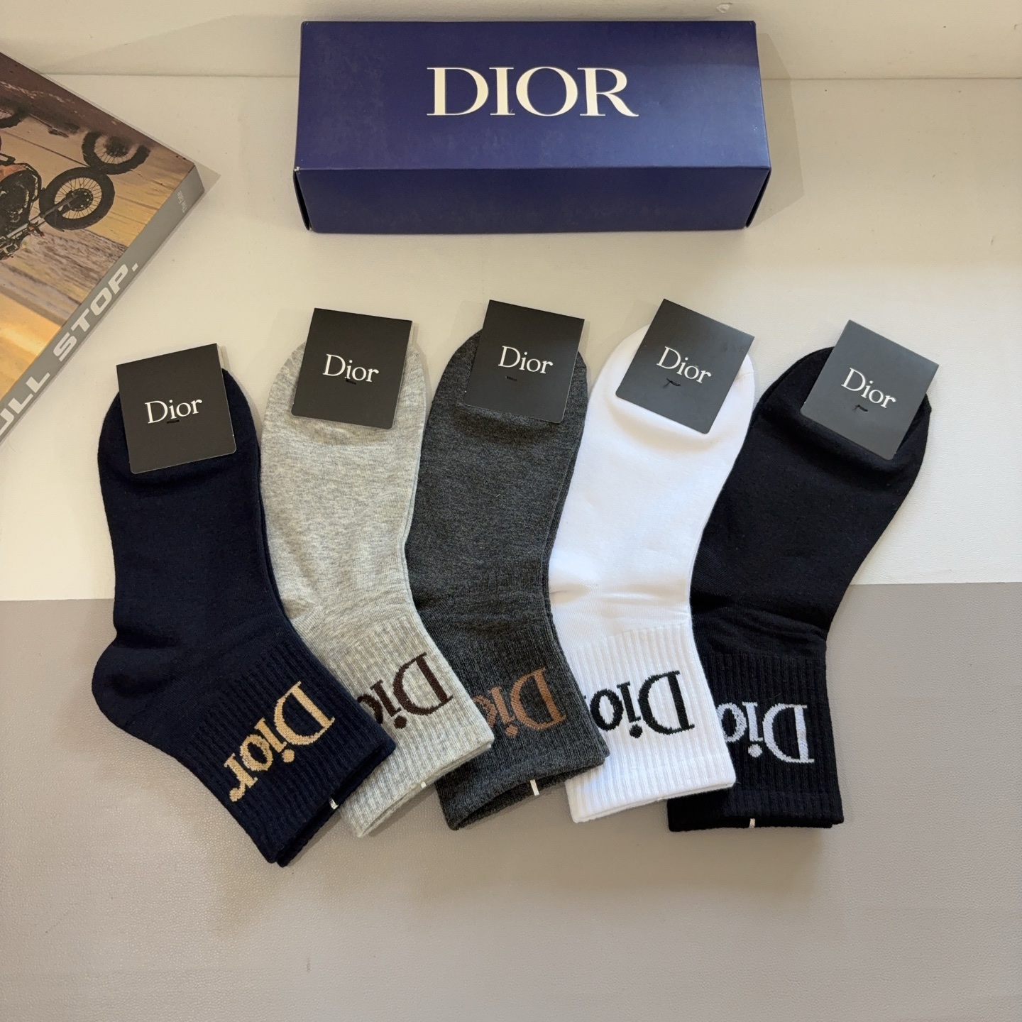 配包装（一盒5双） Dior 迪奥 新款中筒男款袜子，纯棉面料，潮人必备 ，经典个性时尚百搭款，你值得拥