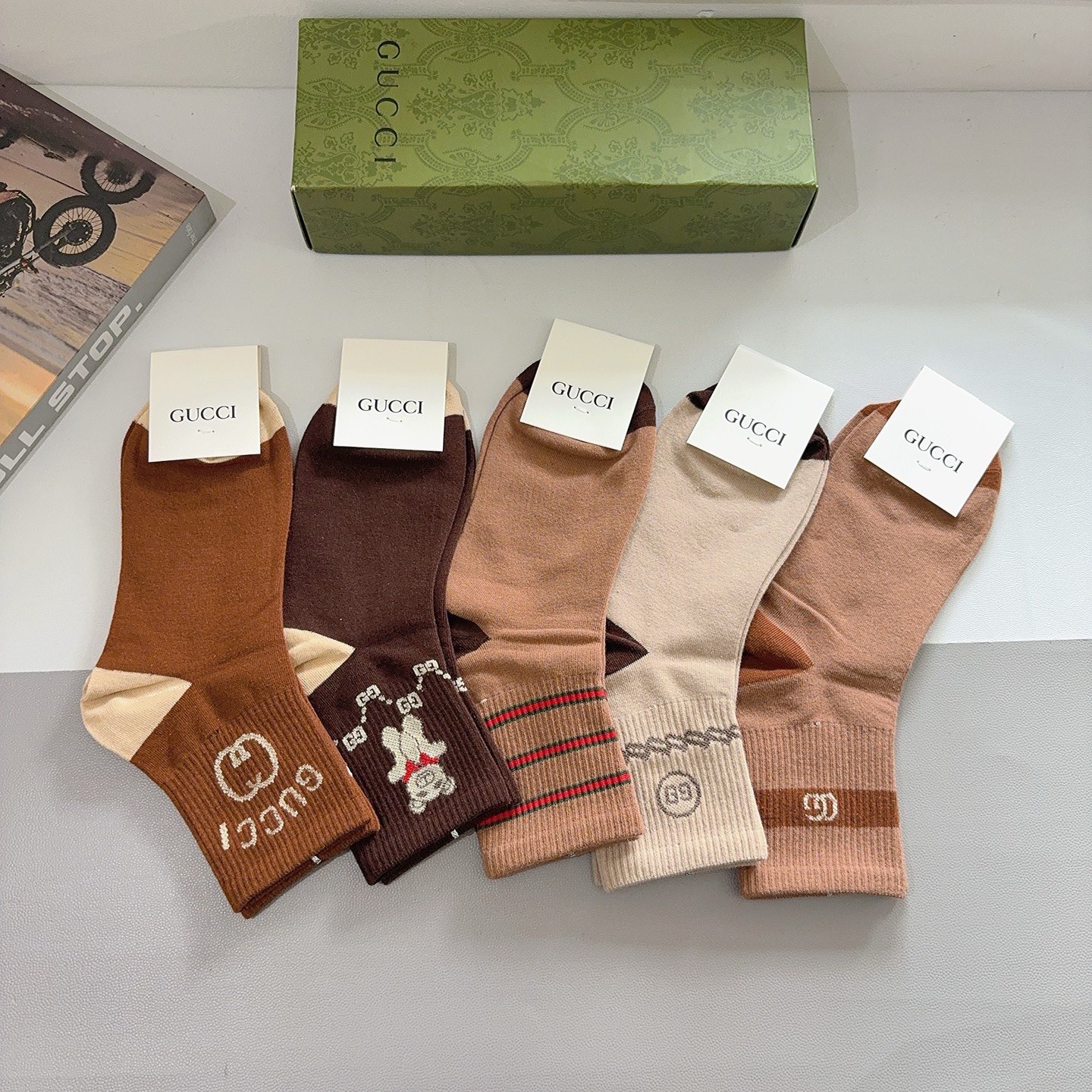 配包装（一盒5双）GUCCI 古奇 新款中筒袜子！纯棉面料，早秋款中筒袜子，💛大牌出街，潮人必备🔥超好搭