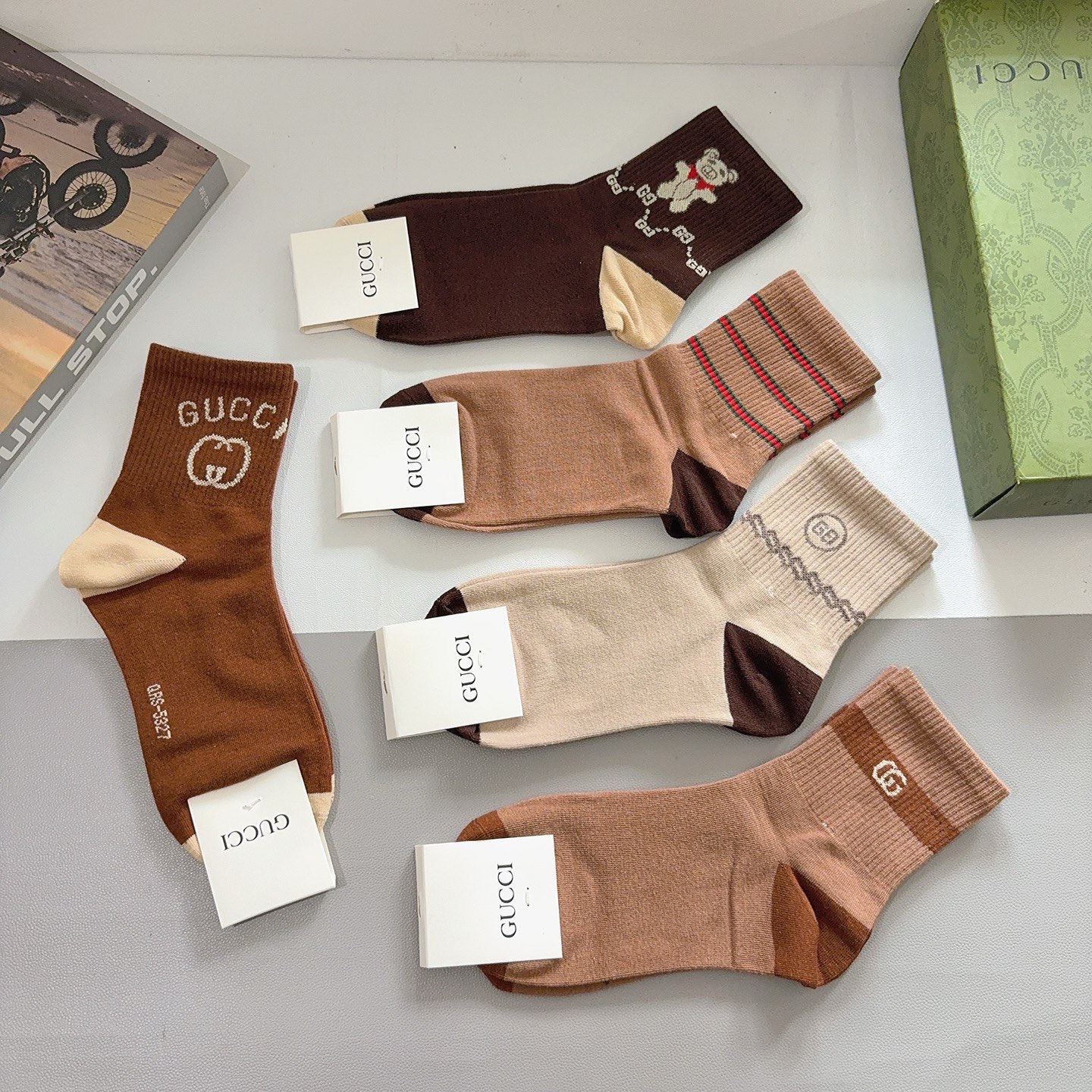 配包装（一盒5双）GUCCI 古奇 新款中筒袜子！纯棉面料，早秋款中筒袜子，💛大牌出街，潮人必备🔥超好搭
