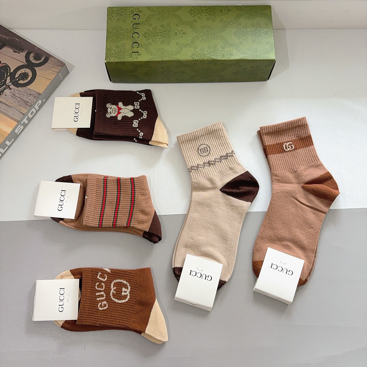 配包装（一盒5双）GUCCI 古奇 新款中筒袜子！纯棉面料，早秋款中筒袜子，💛大牌出街，潮人必备🔥超好搭