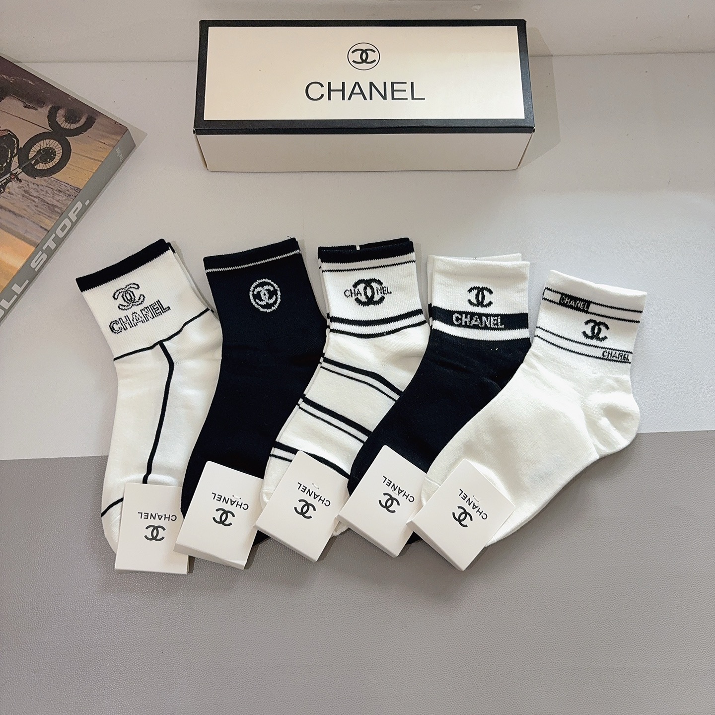 配包装（一盒5双）CHANEL 香奈儿经典中筒袜子❗️高版本纯棉材质柔软，秒杀市场普通货，经典的双C图案