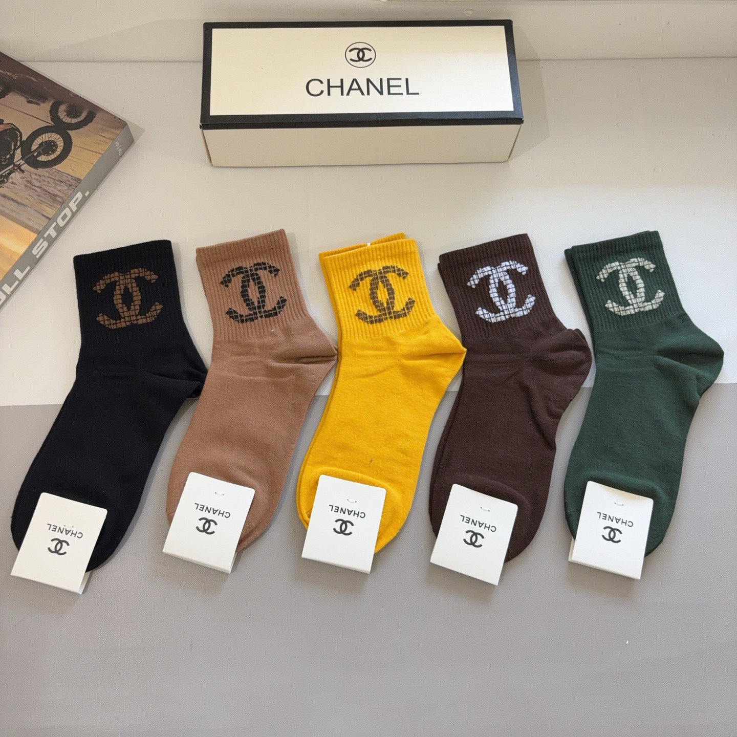 配包装（一盒5双）CHANEL（香奈儿） 新款高端袜子！爆款字母专柜同步中筒袜，💛大牌出街，潮人必备🔥超