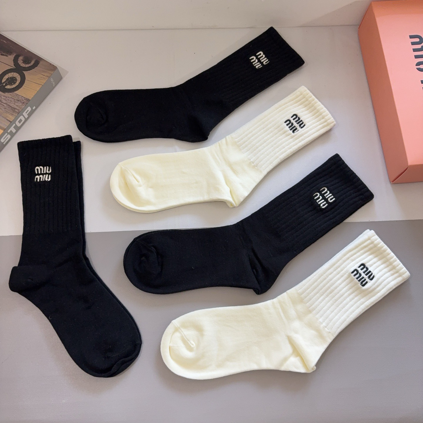 配包装【一盒5双】miumiu （缪缪）高版本刺绣长筒袜子🔥潮人必不可少的时尚专柜代购长筒袜子 ，超好搭
