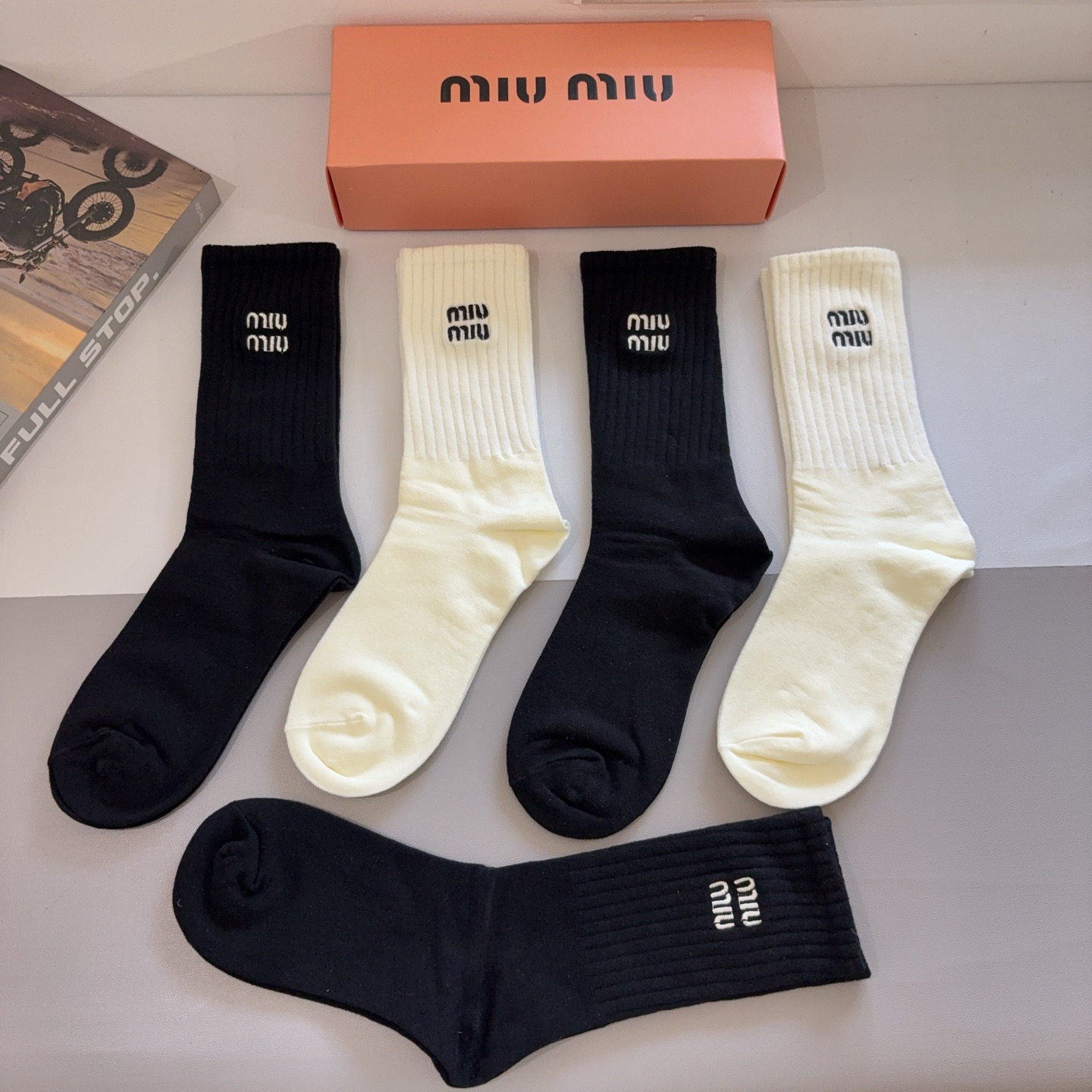 配包装【一盒5双】miumiu （缪缪）高版本刺绣长筒袜子🔥潮人必不可少的时尚专柜代购长筒袜子 ，超好搭