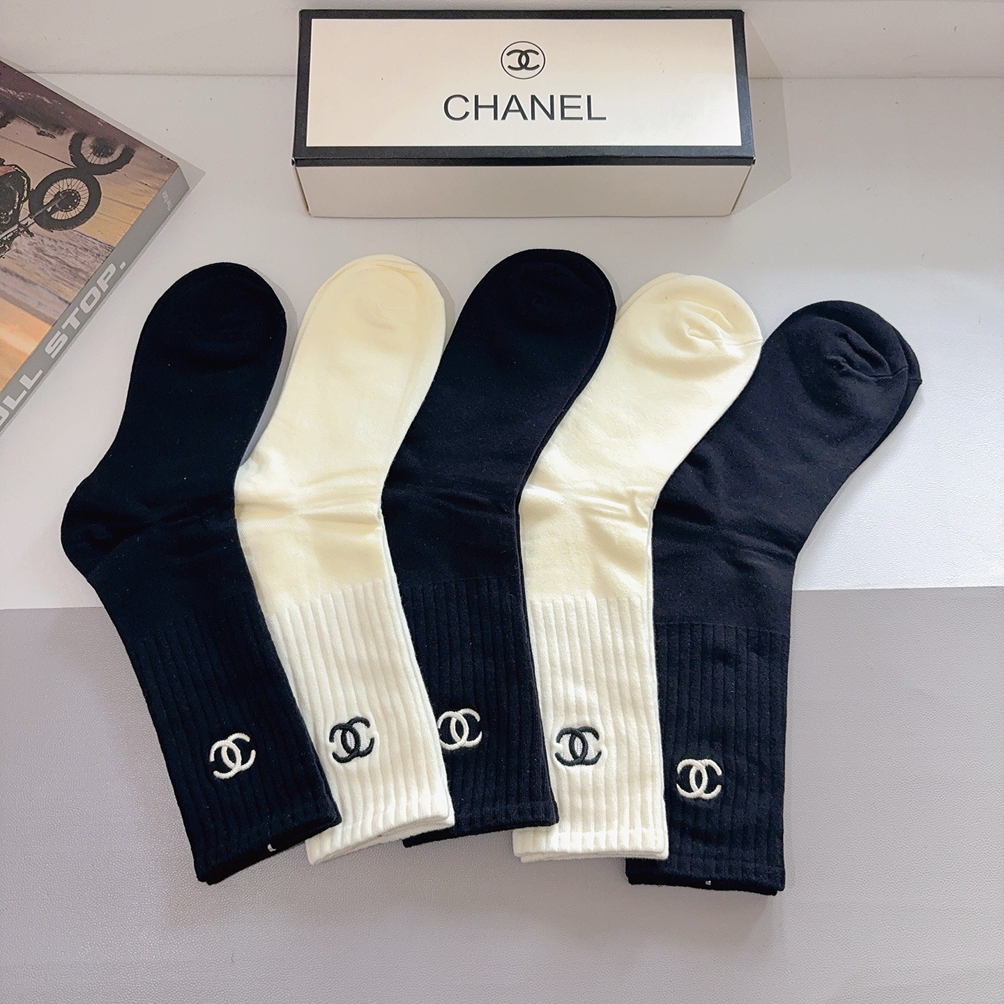 配包装（一盒5双）CHANEL 香奈儿 新款长筒刺绣纯棉面料，专柜同步长筒袜子，💛大牌出街，潮人必备🔥超