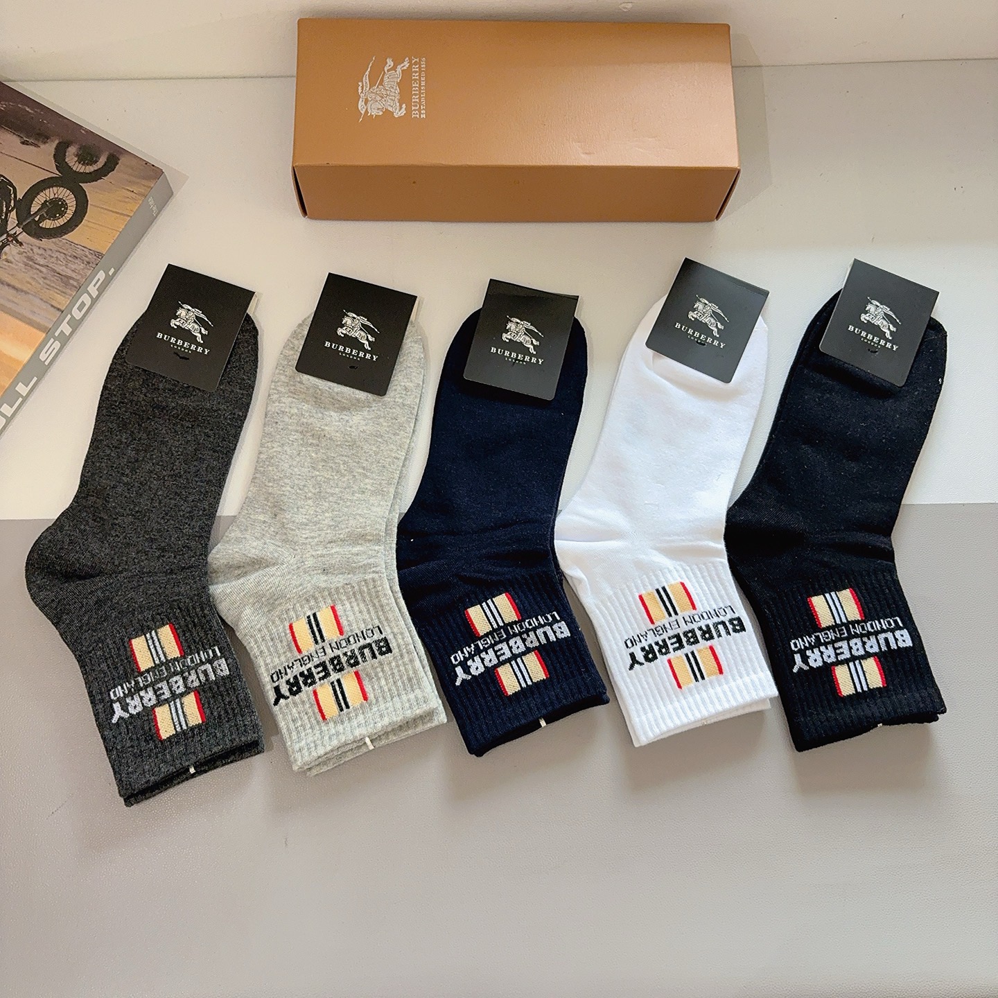配包装（一盒5双） Burberry 巴宝莉 超火爆男款中筒袜子、纯棉面料，潮人必备款，个性时尚百搭款，