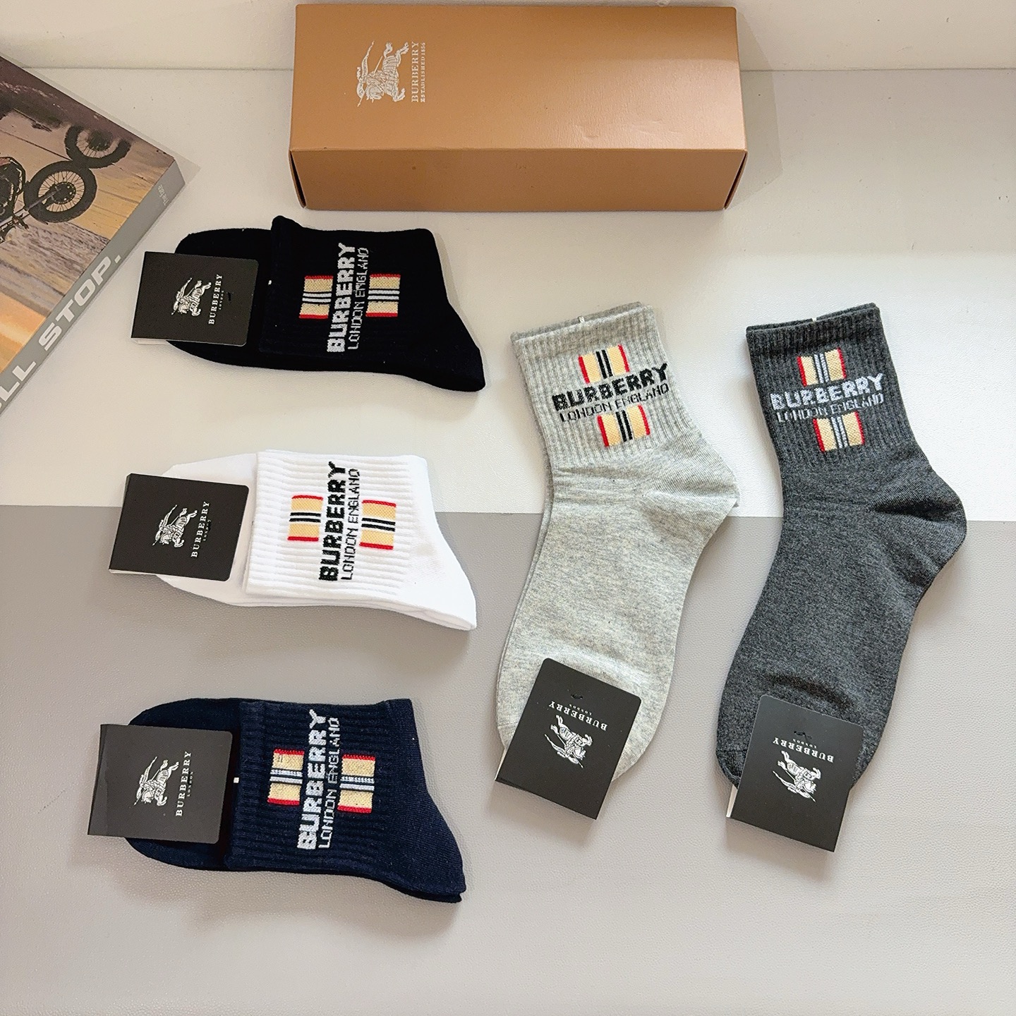 配包装（一盒5双） Burberry 巴宝莉 超火爆男款中筒袜子、纯棉面料，潮人必备款，个性时尚百搭款，