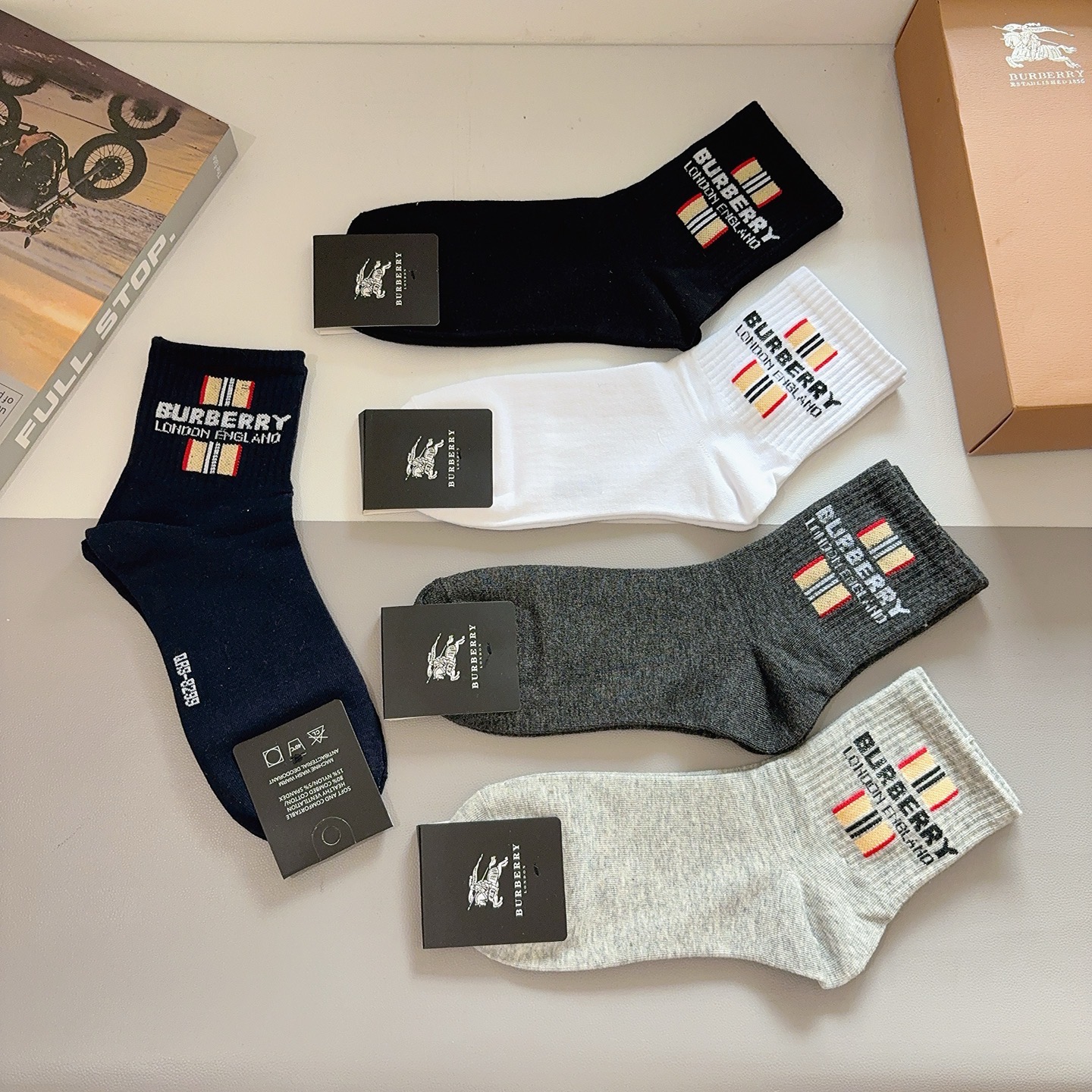 配包装（一盒5双） Burberry 巴宝莉 超火爆男款中筒袜子、纯棉面料，潮人必备款，个性时尚百搭款，