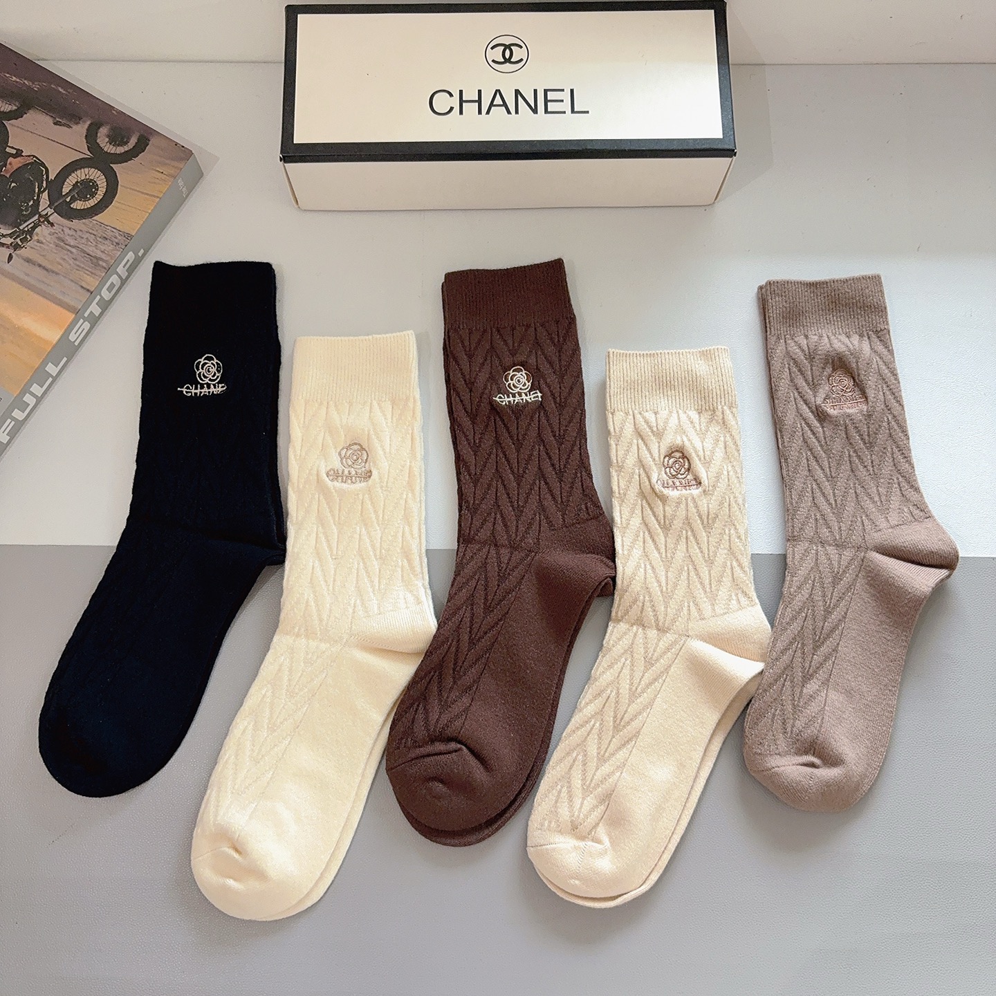 配包装（一盒5双）CHANEL 香奈儿 新款高版本刺绣羊绒面料长筒袜子。专柜同步长筒袜子，💛大牌出街，潮