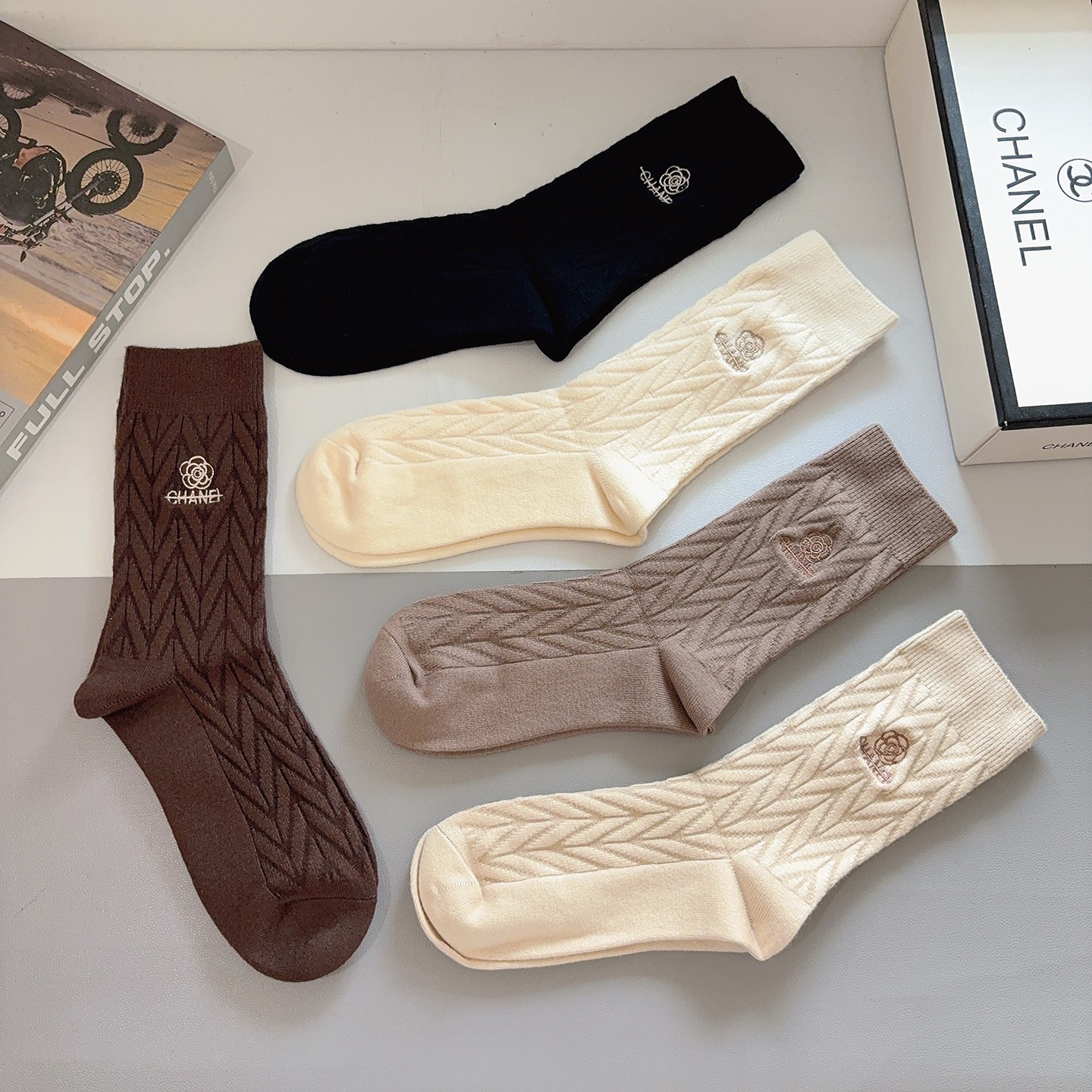 配包装（一盒5双）CHANEL 香奈儿 新款高版本刺绣羊绒面料长筒袜子。专柜同步长筒袜子，💛大牌出街，潮
