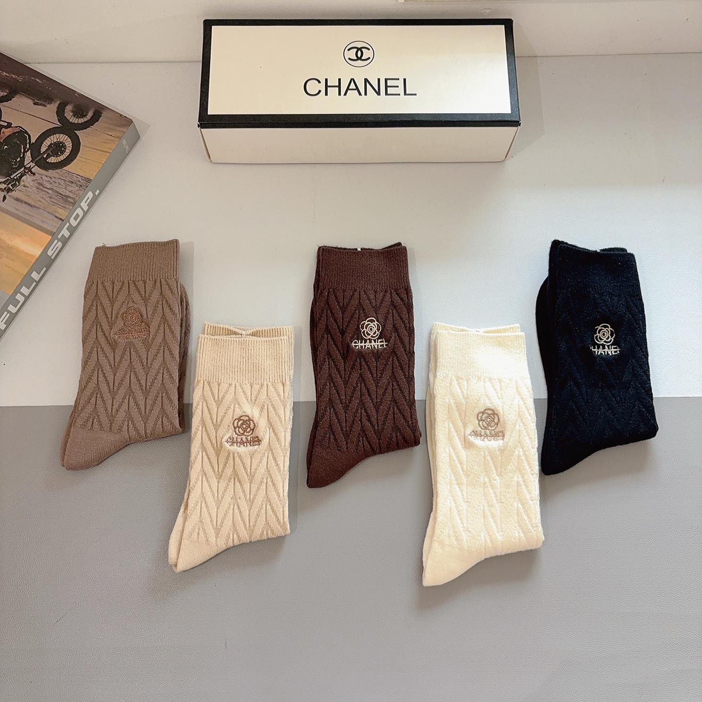 配包装（一盒5双）CHANEL 香奈儿 新款高版本刺绣羊绒面料长筒袜子。专柜同步长筒袜子，💛大牌出街，潮