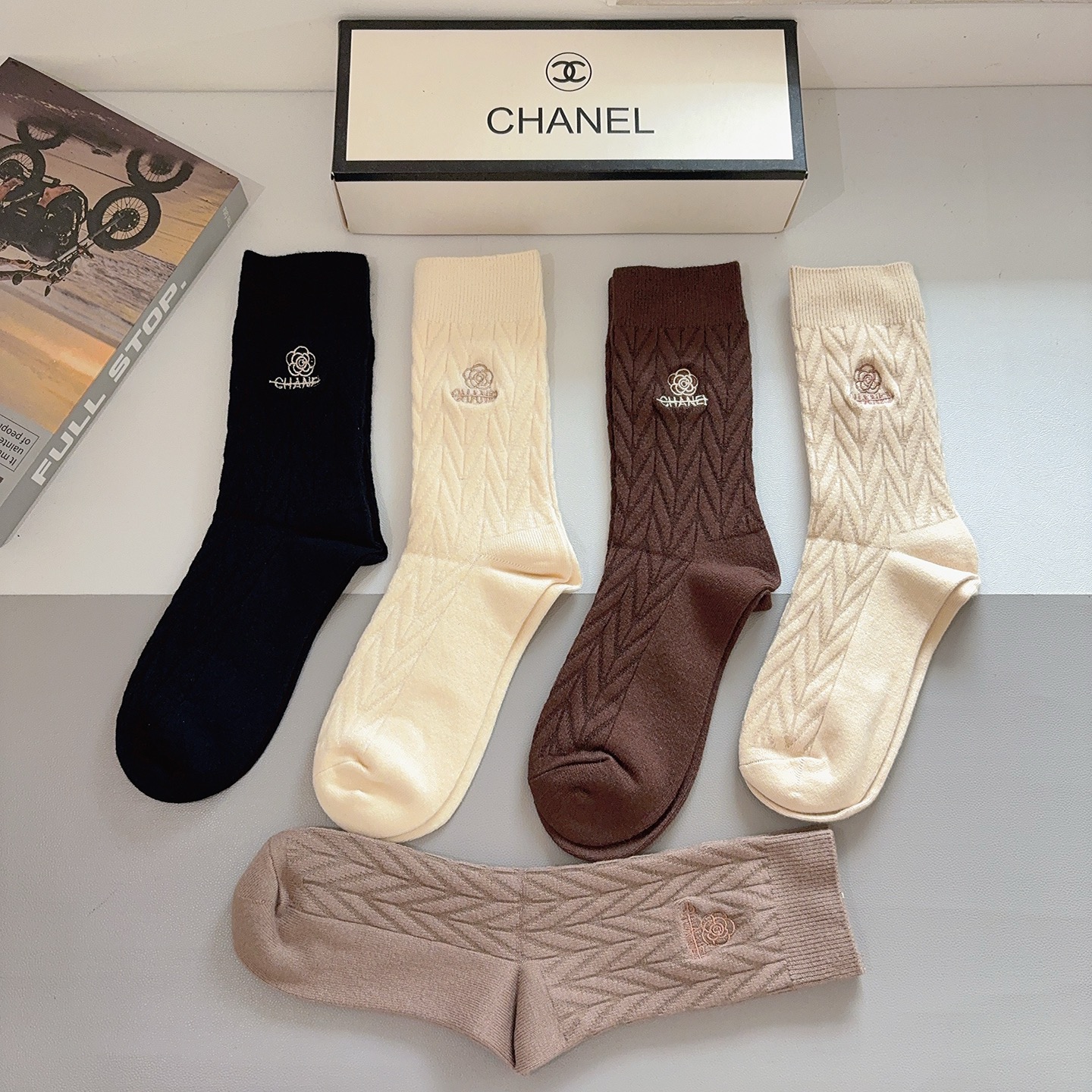 配包装（一盒5双）CHANEL 香奈儿 新款高版本刺绣羊绒面料长筒袜子。专柜同步长筒袜子，💛大牌出街，潮