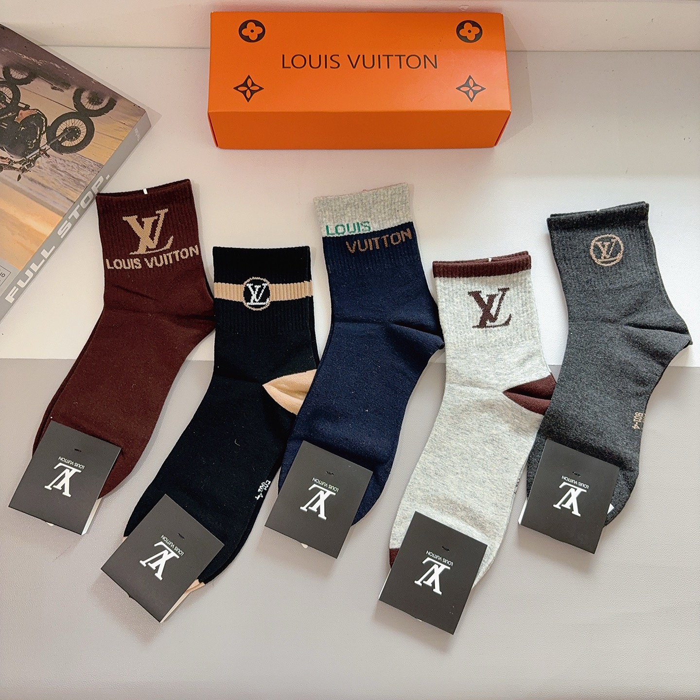 配包装（一盒5双） 🌟 LV 路易威登 超火爆男款中筒袜子、纯棉面料，潮人必备款，个性时尚百搭款，！你值