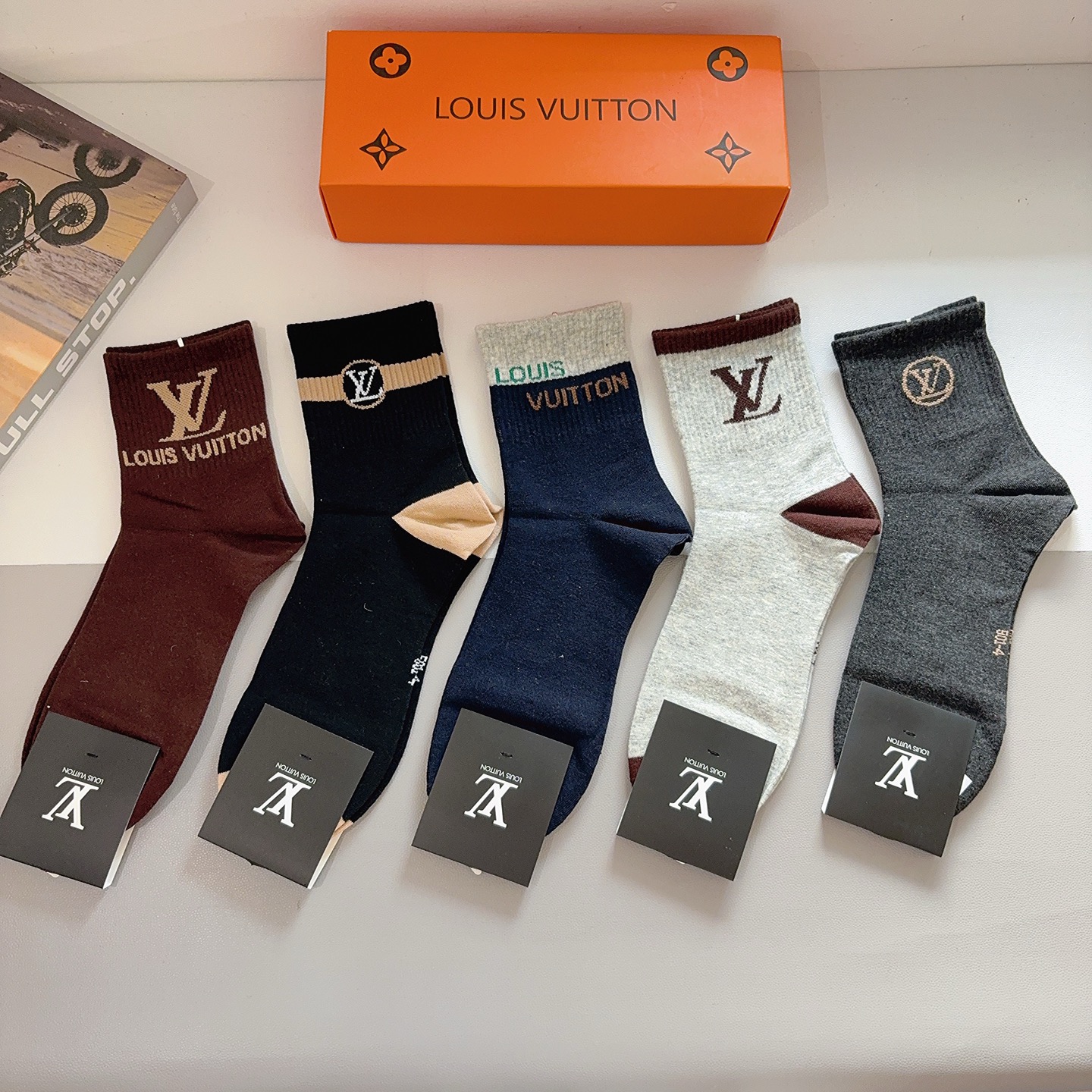 配包装（一盒5双） 🌟 LV 路易威登 超火爆男款中筒袜子、纯棉面料，潮人必备款，个性时尚百搭款，！你值