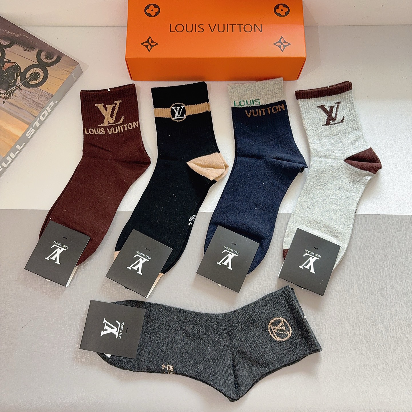 配包装（一盒5双） 🌟 LV 路易威登 超火爆男款中筒袜子、纯棉面料，潮人必备款，个性时尚百搭款，！你值