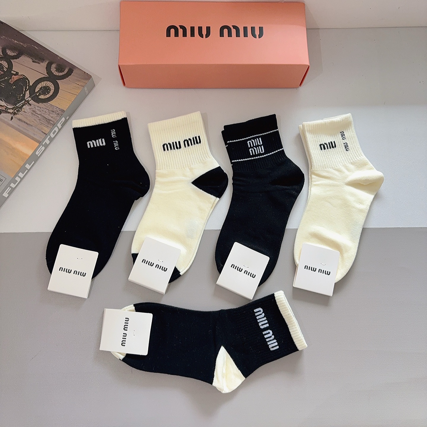 配包装【一盒5双】miumiu · 缪缪 高品质🔥超级爆款网红中筒袜子❗️ins明星网红推荐❗️火爆至极