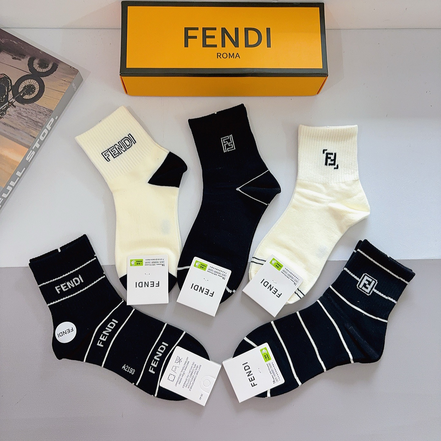 配包装（一盒5双） FENDI 芬迪 经典双F中筒袜子，纯棉面料，潮人必备款 个性时尚百搭款，你值得拥有