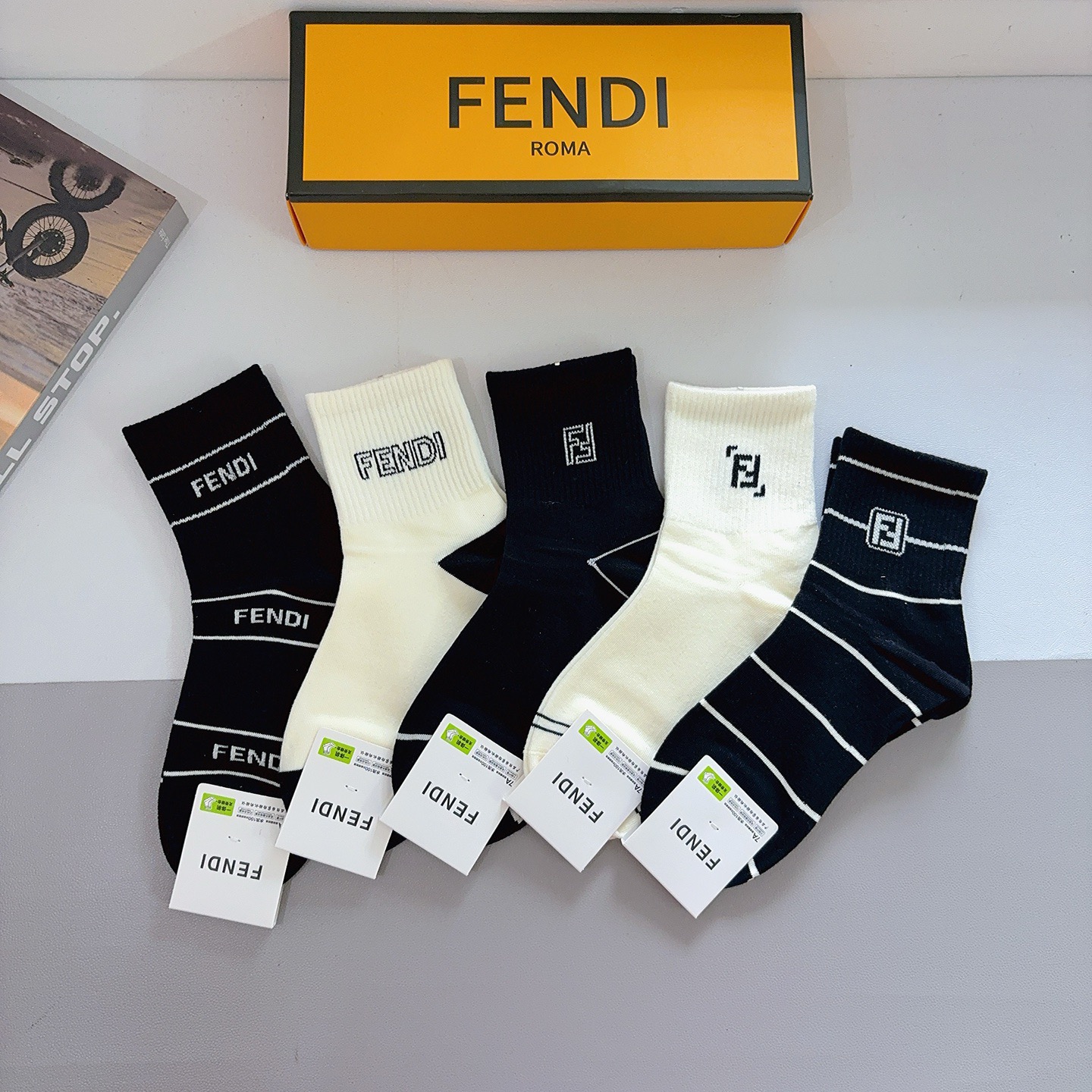 配包装（一盒5双） FENDI 芬迪 经典双F中筒袜子，纯棉面料，潮人必备款 个性时尚百搭款，你值得拥有