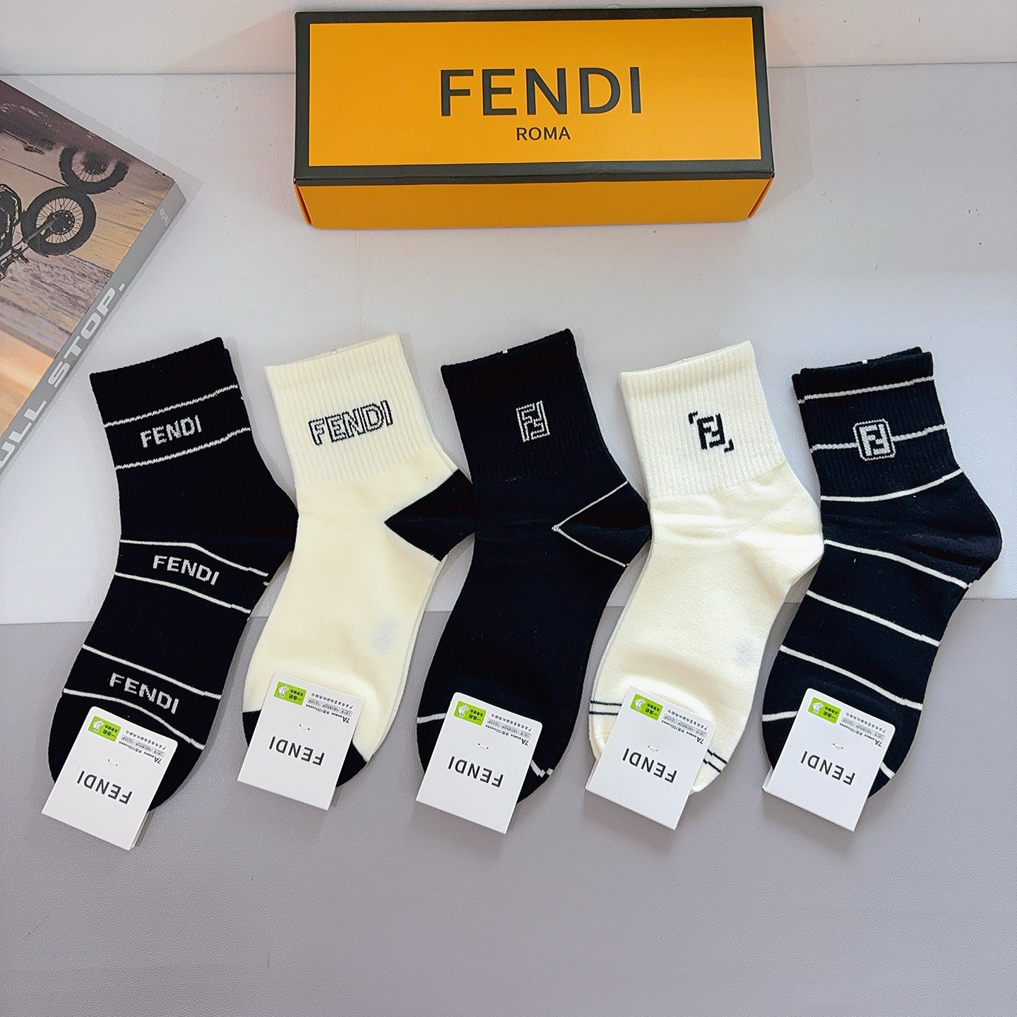 配包装（一盒5双） FENDI 芬迪 经典双F中筒袜子，纯棉面料，潮人必备款 个性时尚百搭款，你值得拥有