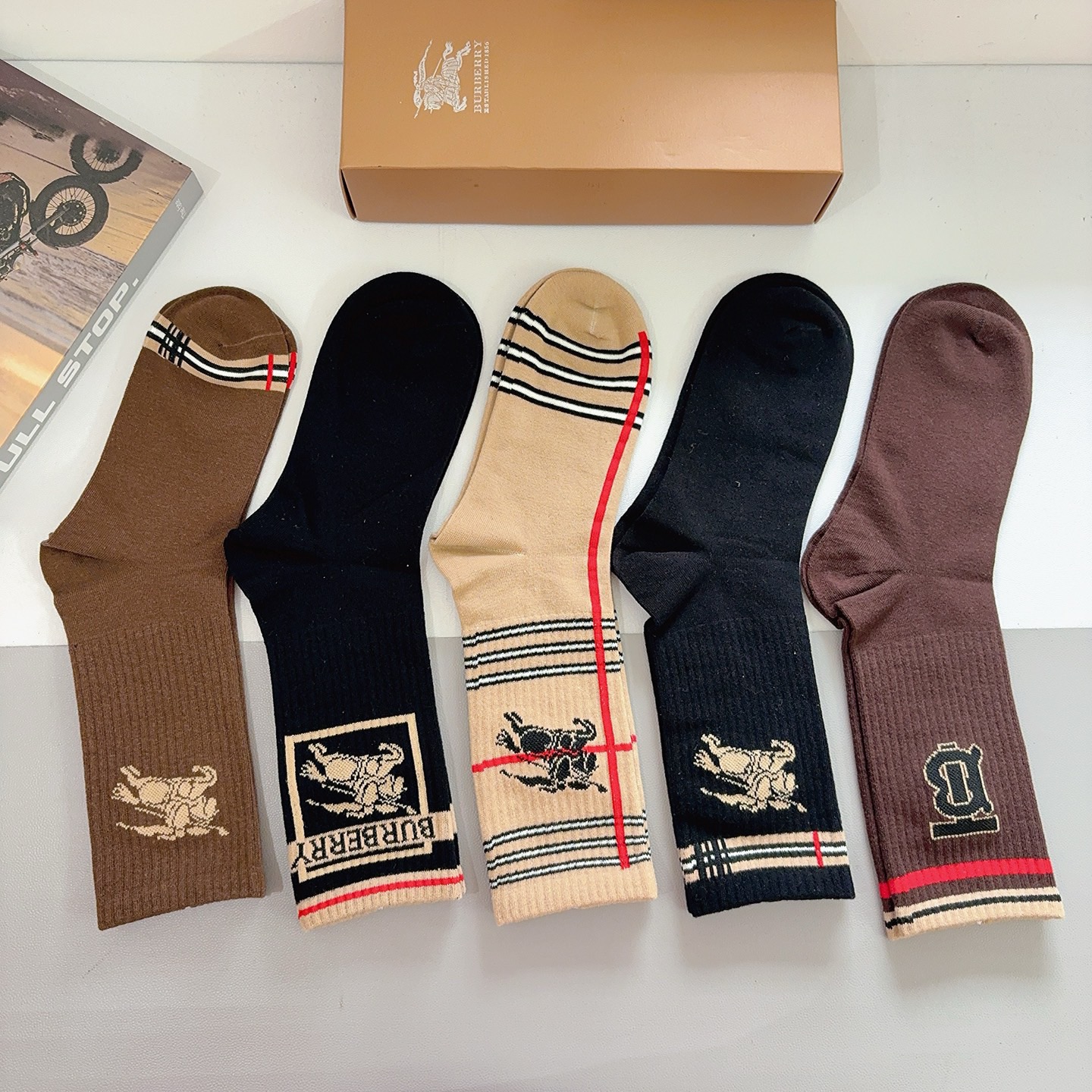配包装（一盒5双）🌟Burberry 巴宝莉 秋冬季节男女通用长筒袜子，纯棉面料，经典款搭配潮流配色，个