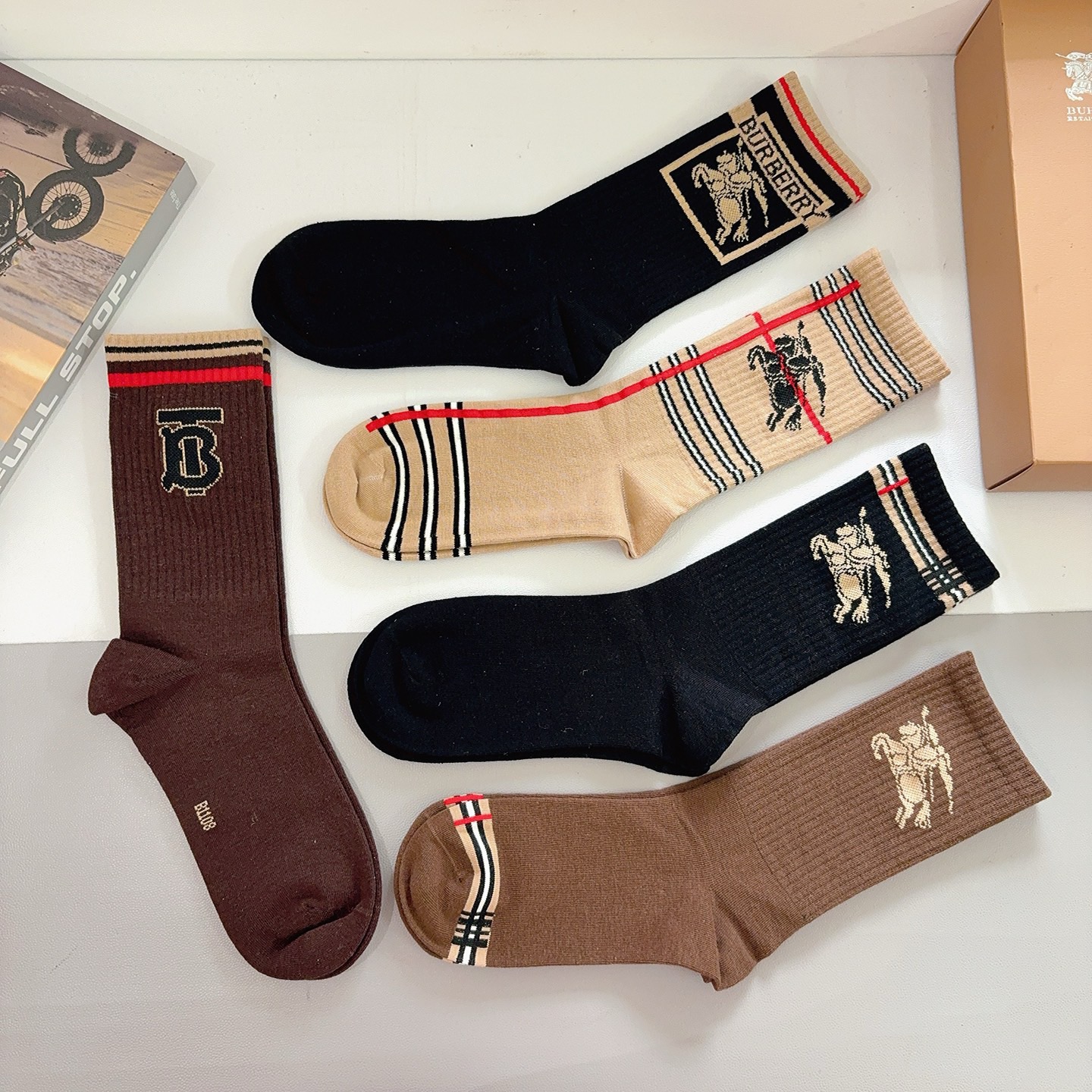 配包装（一盒5双）🌟Burberry 巴宝莉 秋冬季节男女通用长筒袜子，纯棉面料，经典款搭配潮流配色，个
