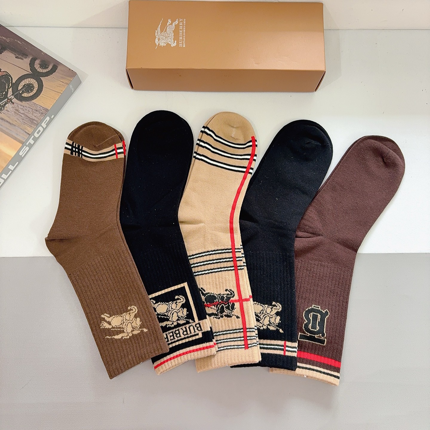 配包装（一盒5双）🌟Burberry 巴宝莉 秋冬季节男女通用长筒袜子，纯棉面料，经典款搭配潮流配色，个