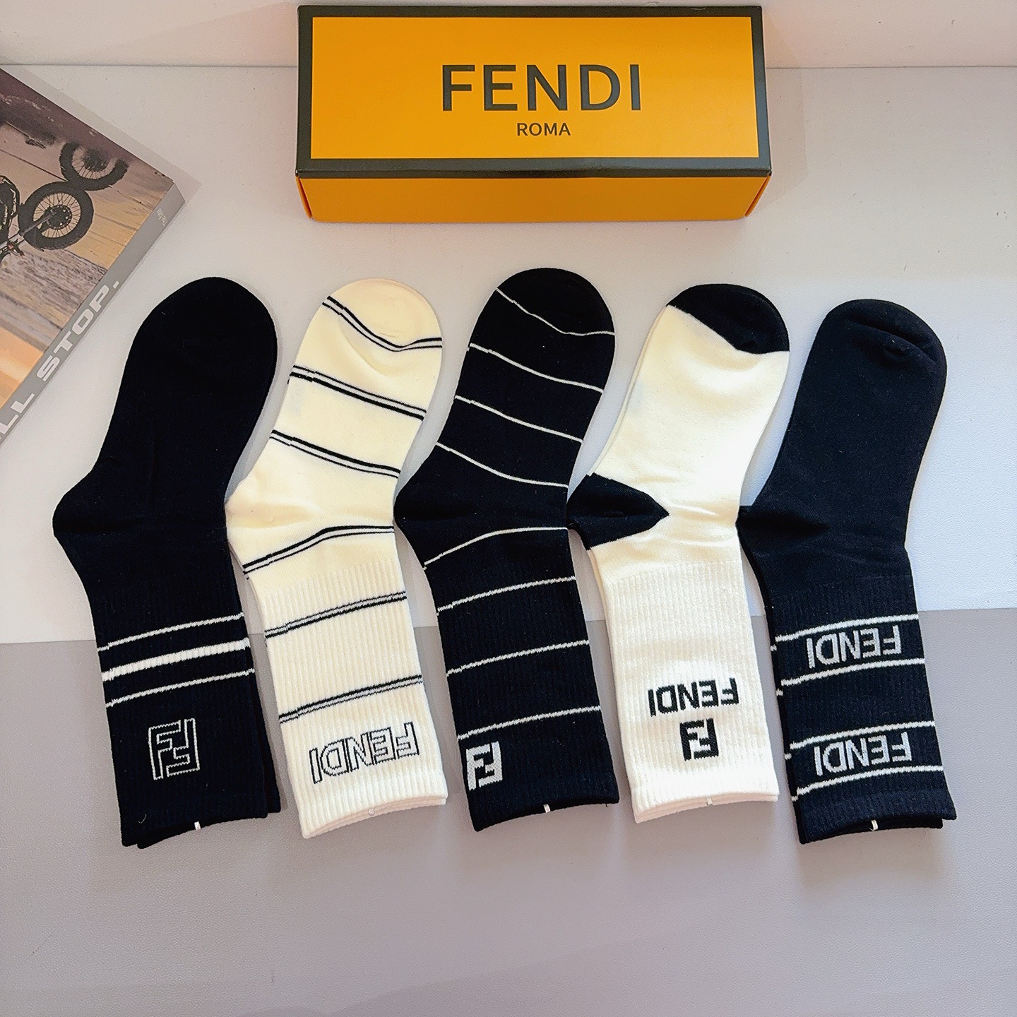 配包装（一盒5双）FENDI 芬迪 经典双Ｆ爆款长筒袜子 纯棉面料，实用好穿 柔软透气，时尚百搭款，大牌