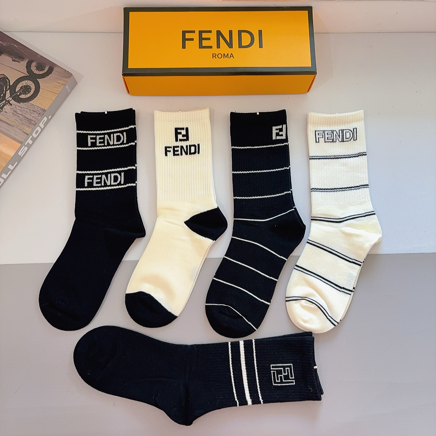配包装（一盒5双）FENDI 芬迪 经典双Ｆ爆款长筒袜子 纯棉面料，实用好穿 柔软透气，时尚百搭款，大牌