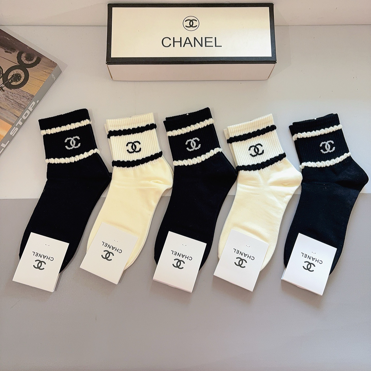 配包装（一盒5双）CHANEL 香奈儿经典中筒袜子❗️高版本纯棉材质柔软，秒杀市场普通货，经典的双C图案