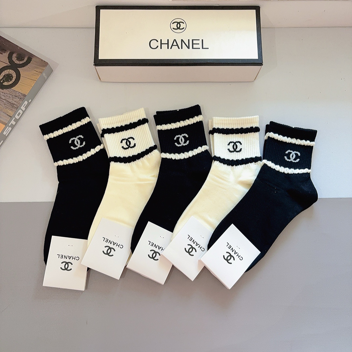 配包装（一盒5双）CHANEL 香奈儿经典中筒袜子❗️高版本纯棉材质柔软，秒杀市场普通货，经典的双C图案