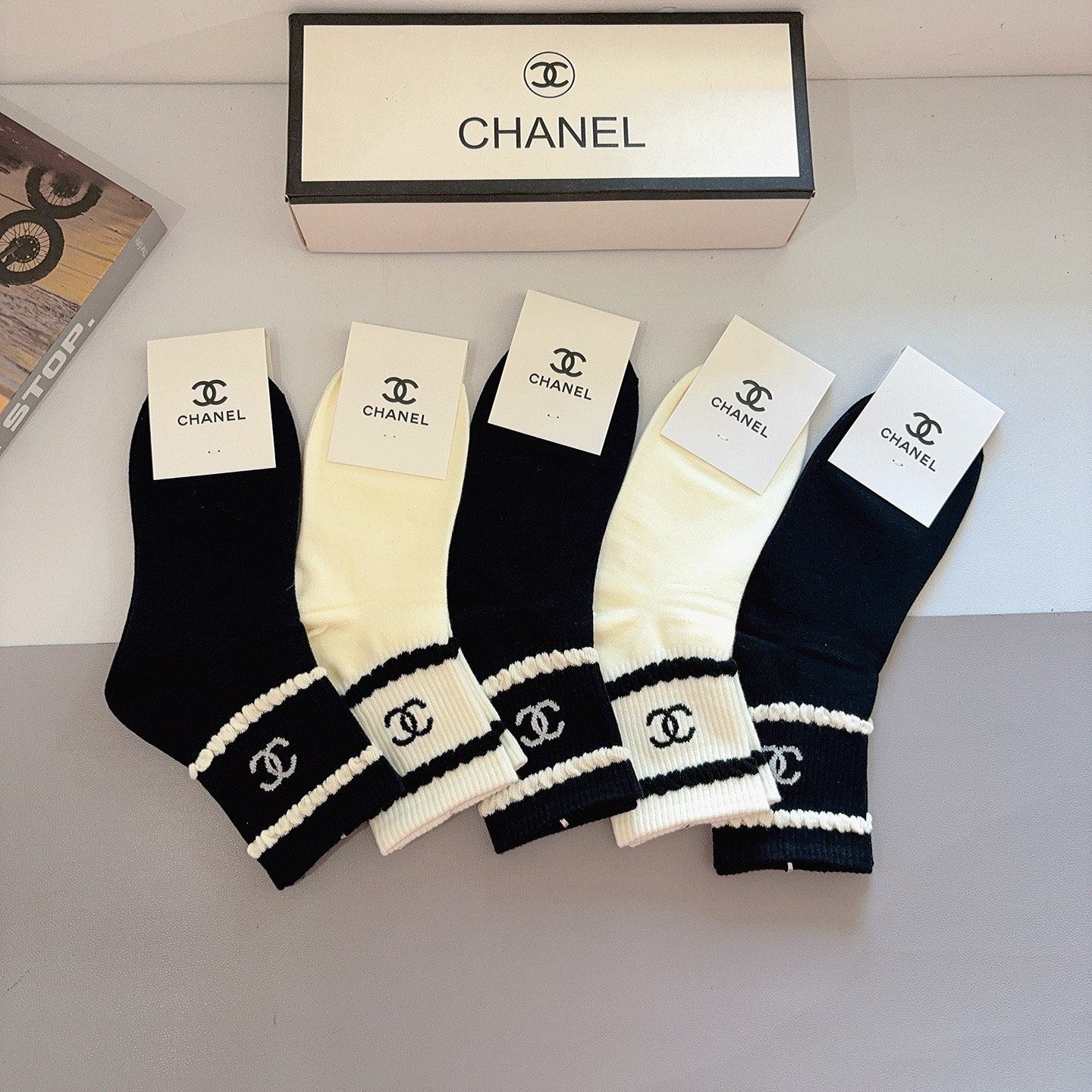配包装（一盒5双）CHANEL 香奈儿经典中筒袜子❗️高版本纯棉材质柔软，秒杀市场普通货，经典的双C图案