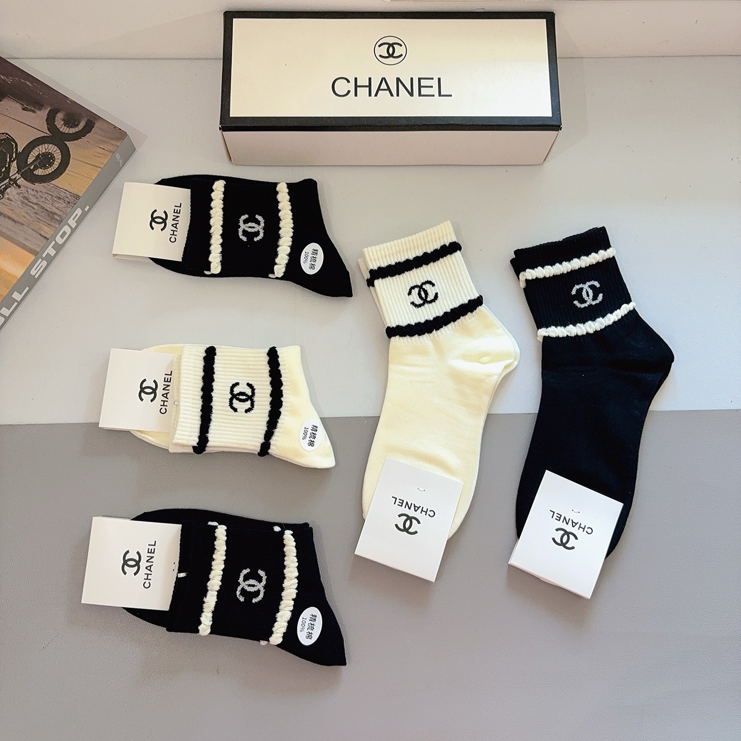 配包装（一盒5双）CHANEL 香奈儿经典中筒袜子❗️高版本纯棉材质柔软，秒杀市场普通货，经典的双C图案