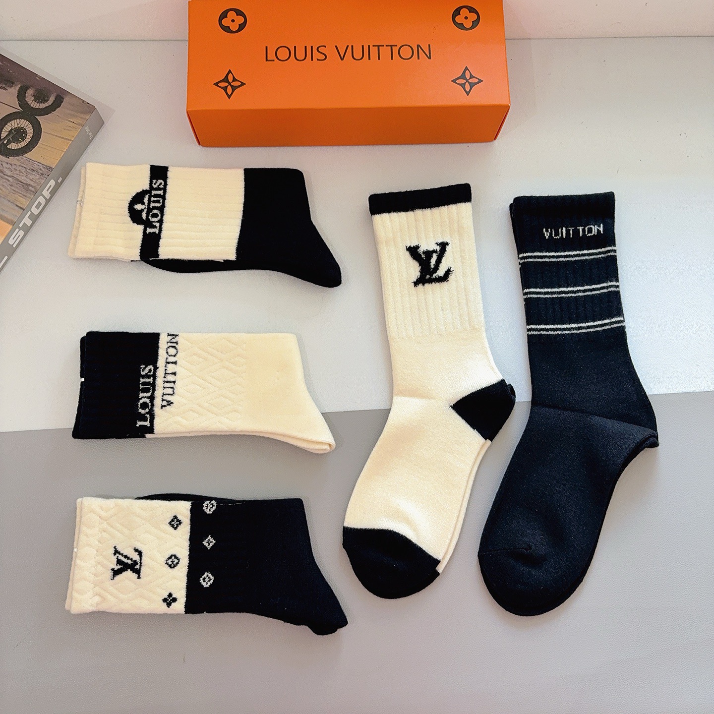 配包装（一盒5双）LV 路易威登 新款字母兔绒长筒袜子！经典字母专柜同步袜子，超柔软材质大牌出街，潮人必