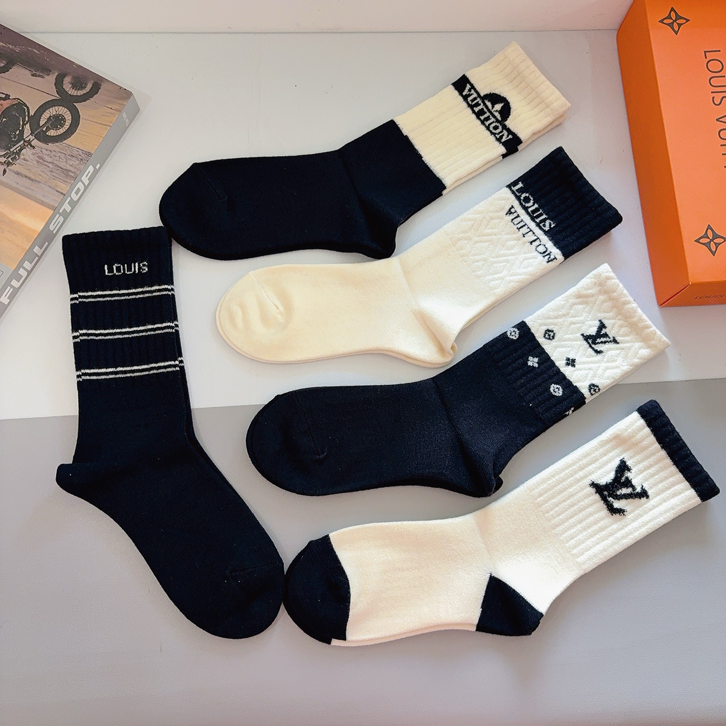 配包装（一盒5双）LV 路易威登 新款字母兔绒长筒袜子！经典字母专柜同步袜子，超柔软材质大牌出街，潮人必