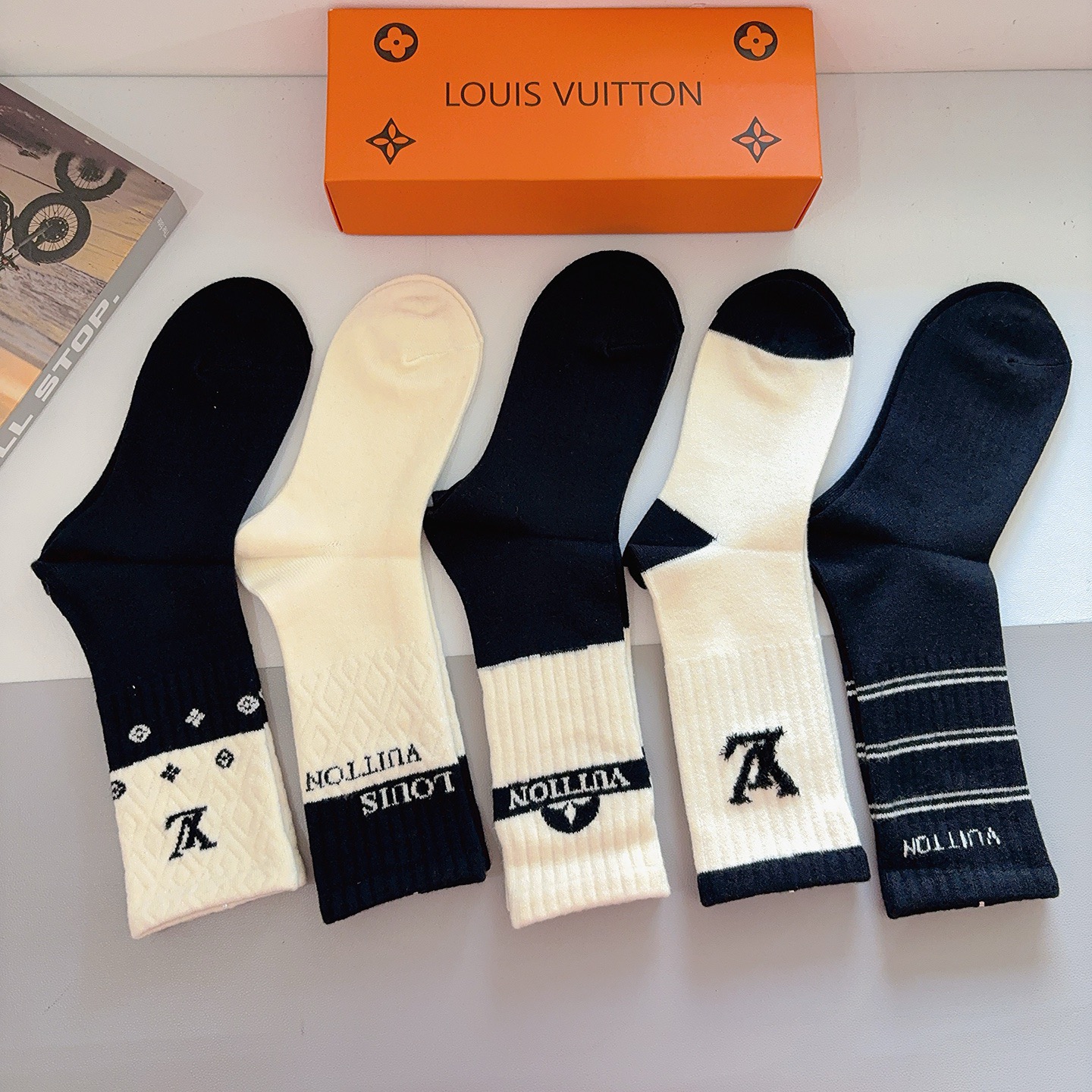 配包装（一盒5双）LV 路易威登 新款字母兔绒长筒袜子！经典字母专柜同步袜子，超柔软材质大牌出街，潮人必