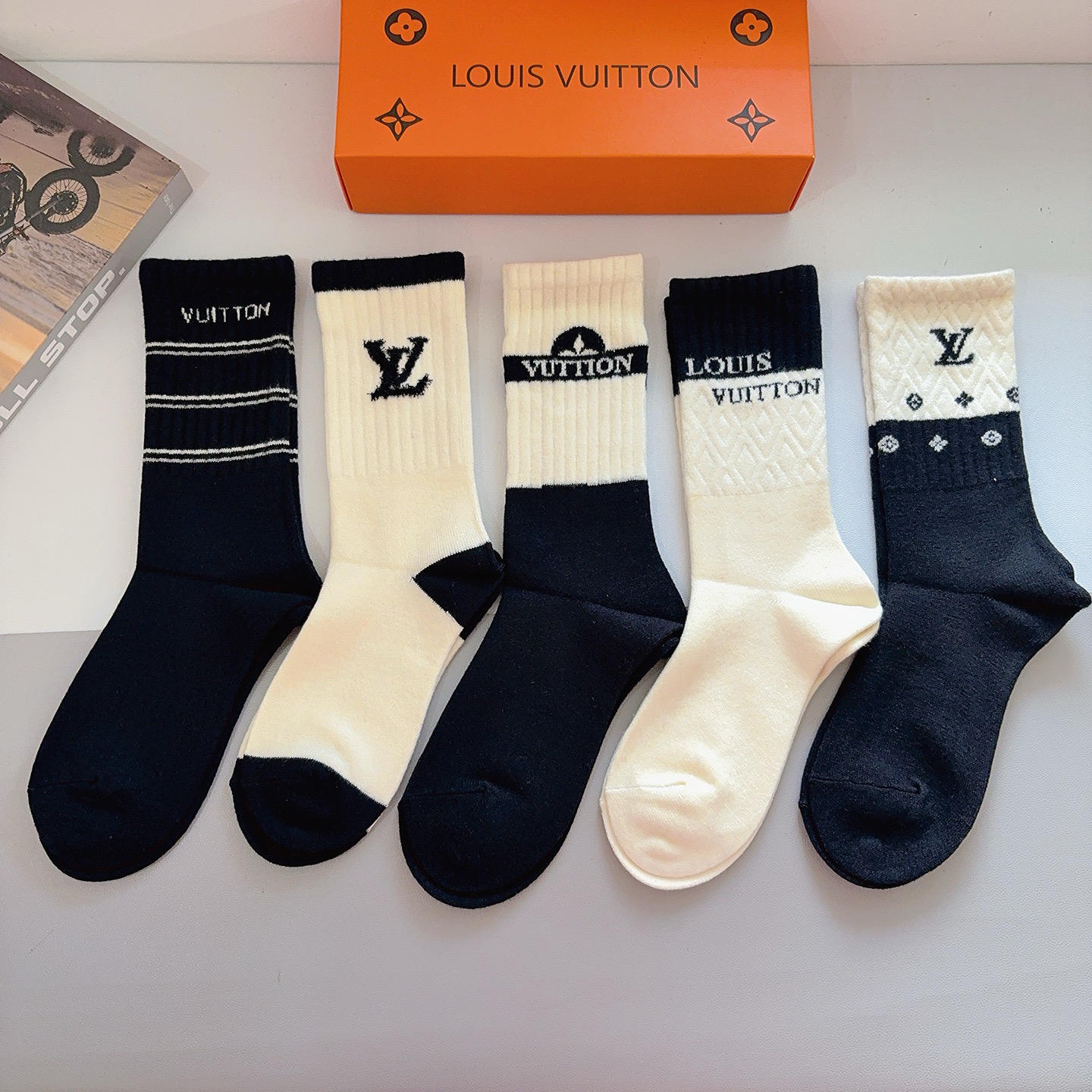 配包装（一盒5双）LV 路易威登 新款字母兔绒长筒袜子！经典字母专柜同步袜子，超柔软材质大牌出街，潮人必