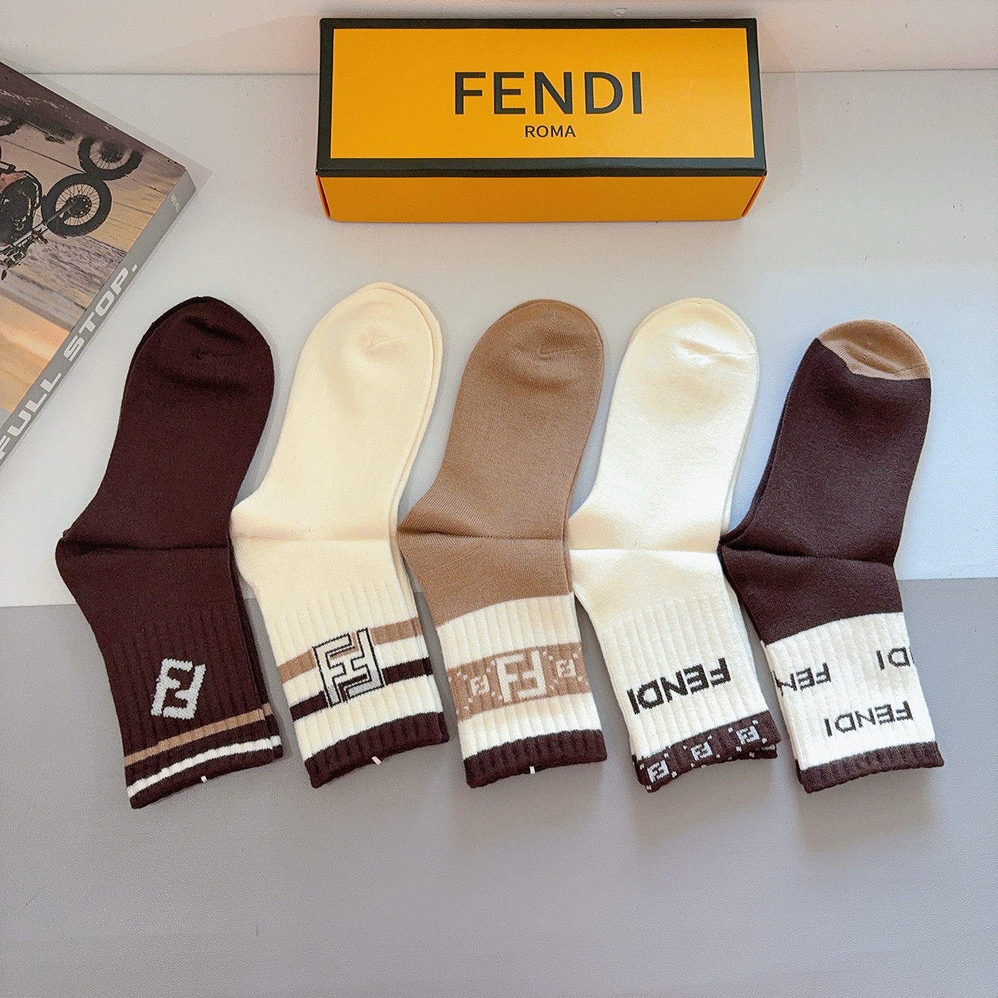 配包装（一盒5双）FENDI 芬迪 新款字母兔绒中筒袜子！经典双F字母专柜同步袜子，超柔软材质大牌出街，