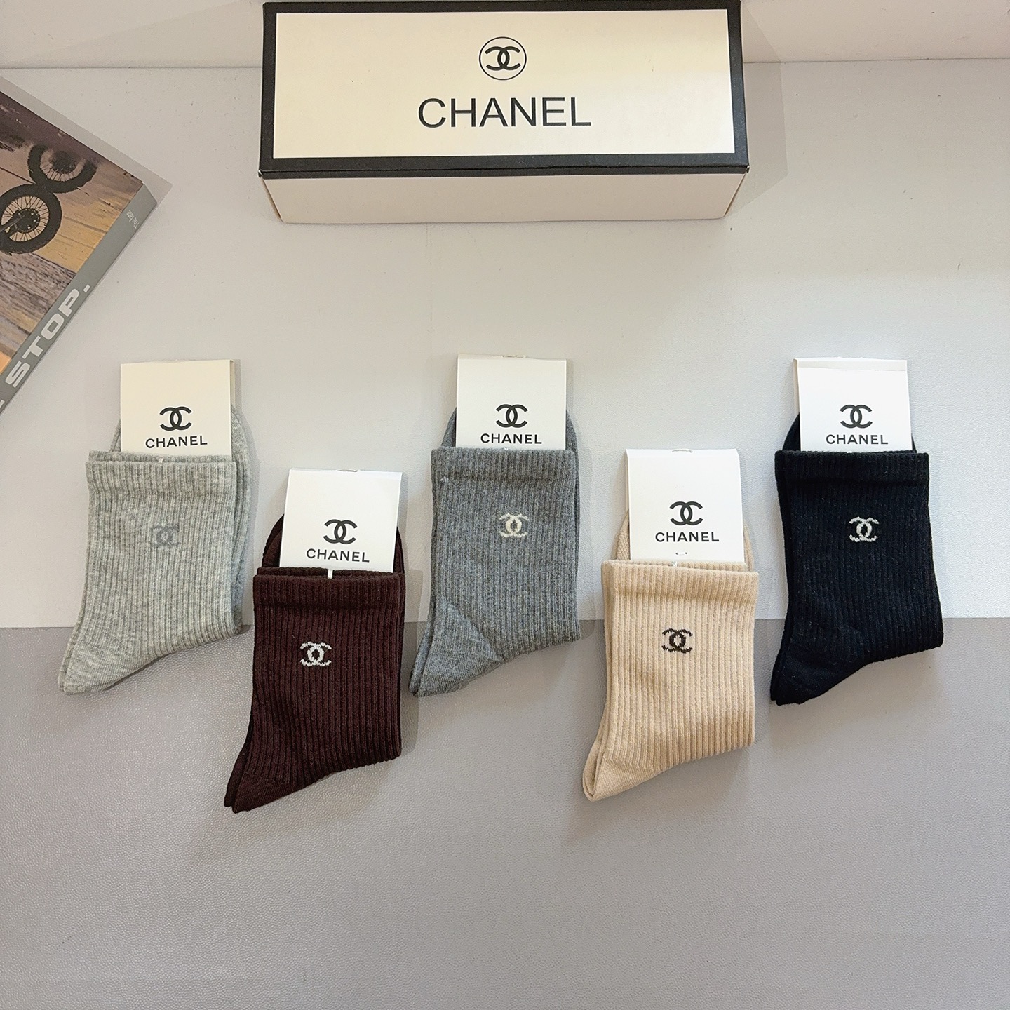 配包装（一盒5双） CHANEL 香奈儿高版本新款潮双针中筒袜子，纯棉面料，潮人必备 ，个性时尚百搭款，