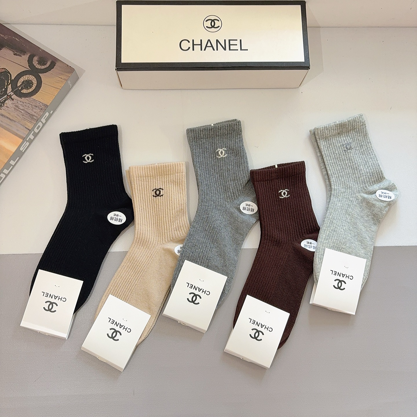 配包装（一盒5双） CHANEL 香奈儿高版本新款潮双针中筒袜子，纯棉面料，潮人必备 ，个性时尚百搭款，